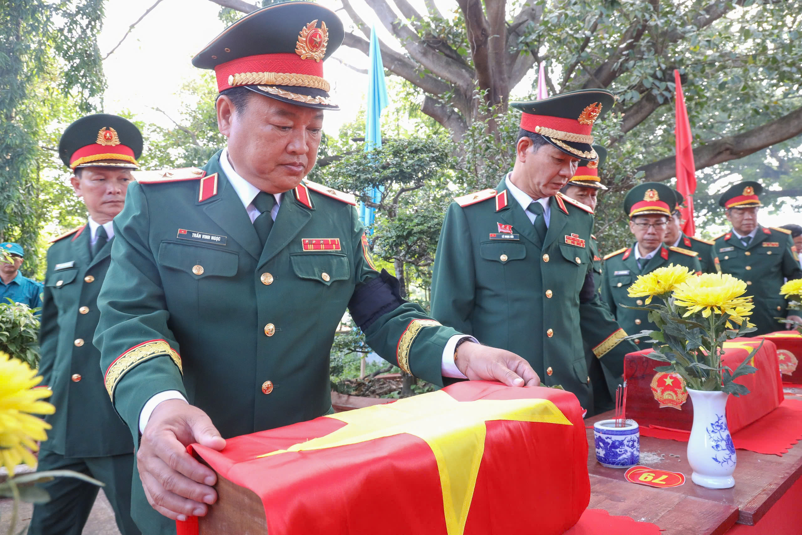 Hàng ngàn hài cốt liệt sĩ trên địa bàn Quân khu 7 được tìm kiếm, quy tập trong 5 năm - Ảnh 1.