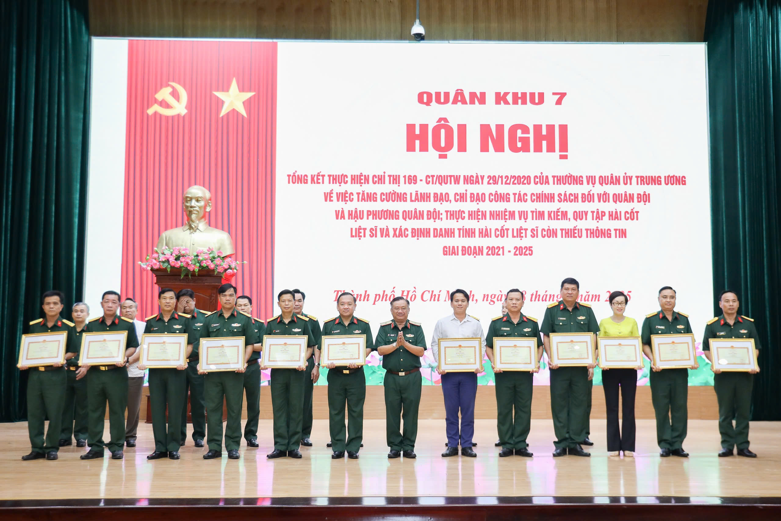 Hàng ngàn hài cốt liệt sĩ trên địa bàn Quân khu 7 được tìm kiếm, quy tập trong 5 năm - Ảnh 3.
