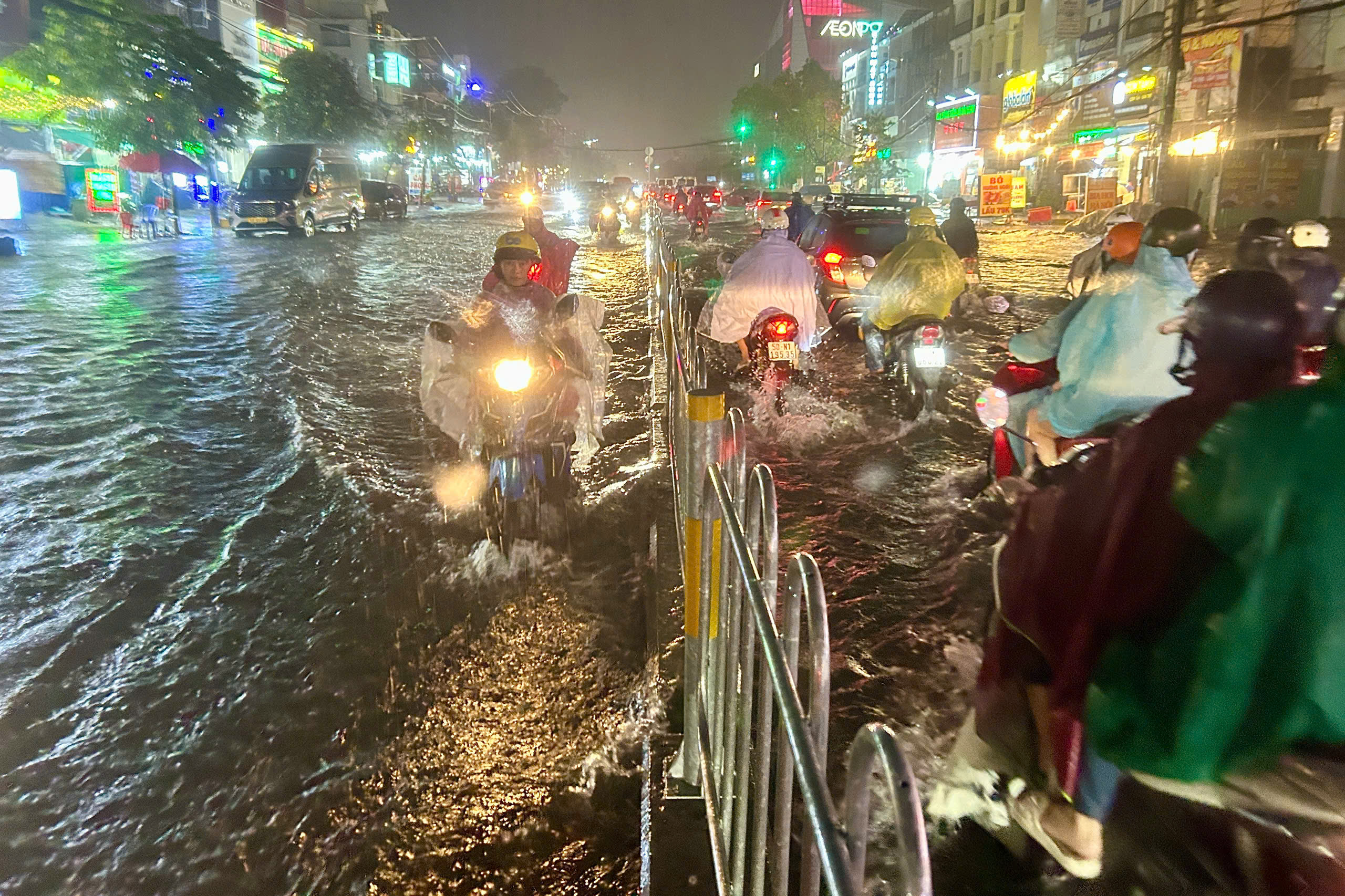 Mưa lớn gần 2 tiếng, nhiều tuyến đường tây TP.HCM ngập sâu, xe chết máy hàng loạt - Ảnh 1.