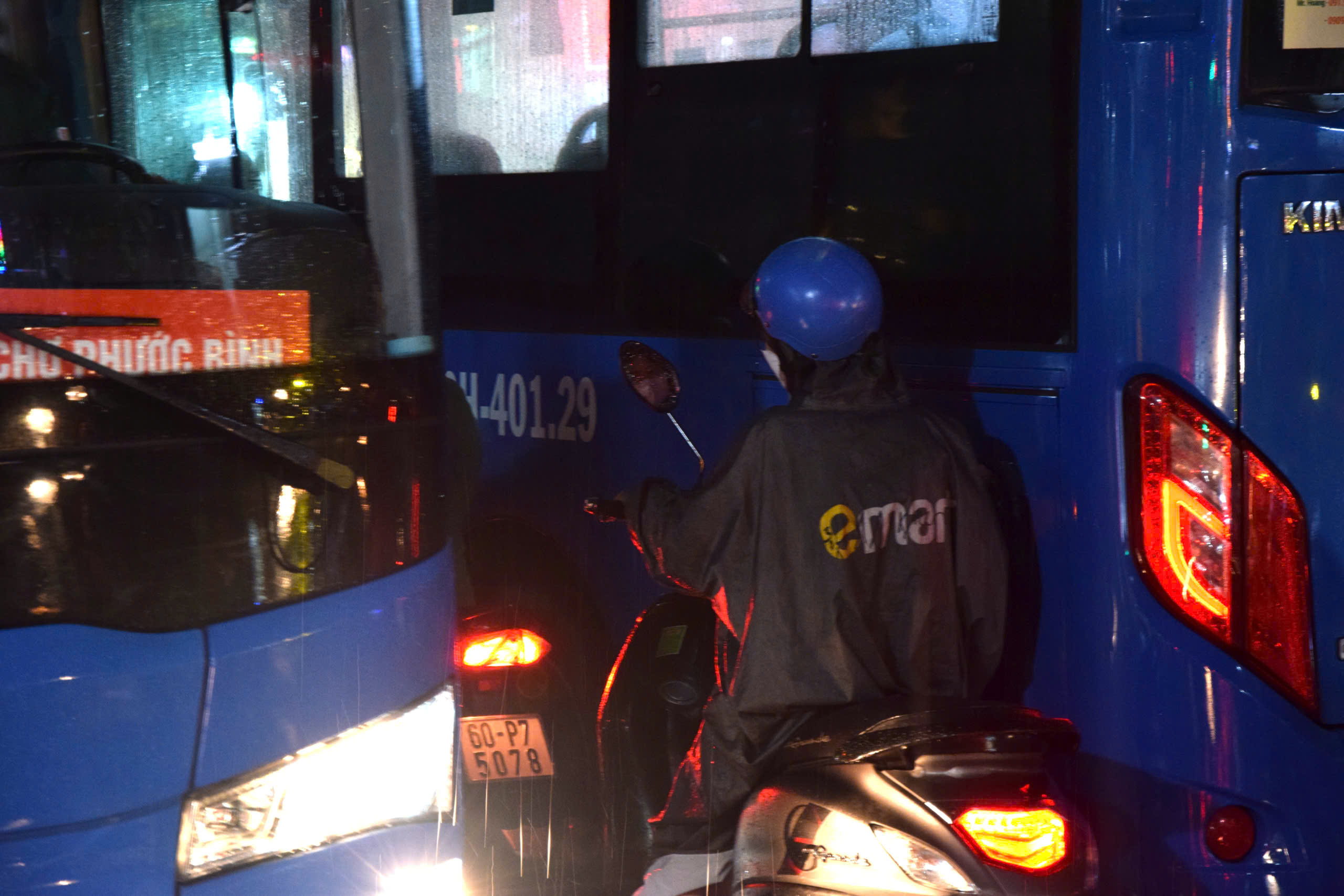 Mưa lớn gần 2 tiếng, nhiều tuyến đường tây TP.HCM ngập sâu, xe chết máy hàng loạt - Ảnh 6.