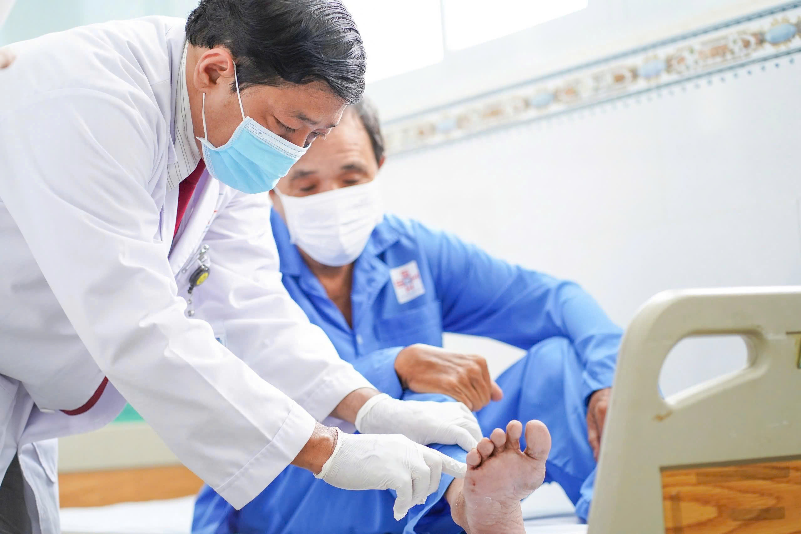 Mảnh nhựa 1cm 'đeo' thầy giáo hơn 2 tháng, bác sĩ gỡ bỏ - Ảnh 1.