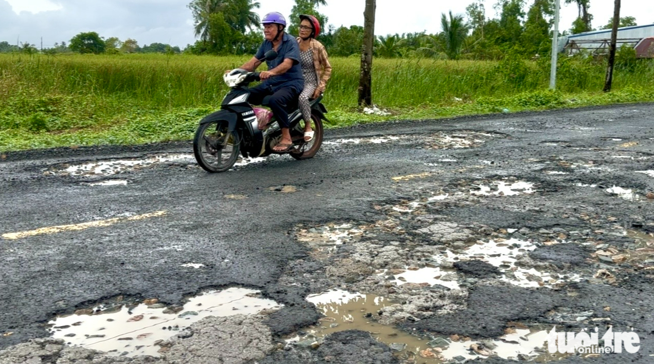 Đường Xuyên Á chi chít ổ gà, ổ voi, nỗi ám ảnh của người dân - Ảnh 1.