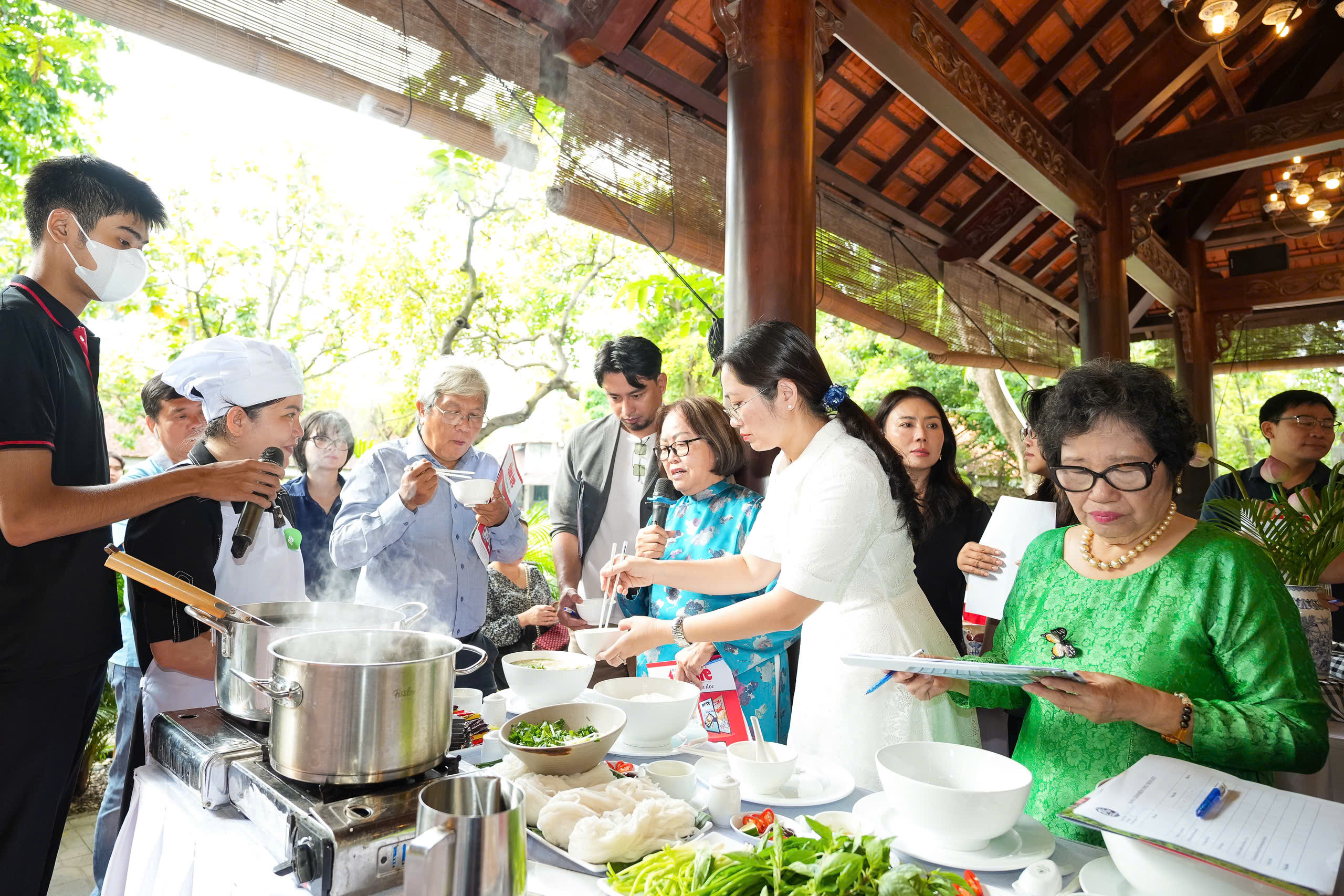 Nejlepší setkání na festivalu Hledání nejlepšího kuchaře pho 2025 - Foto 5. Tinh hoa hội tụ trong ngày hội Đi tìm người nấu phở ngon 2025 - Ảnh 4.