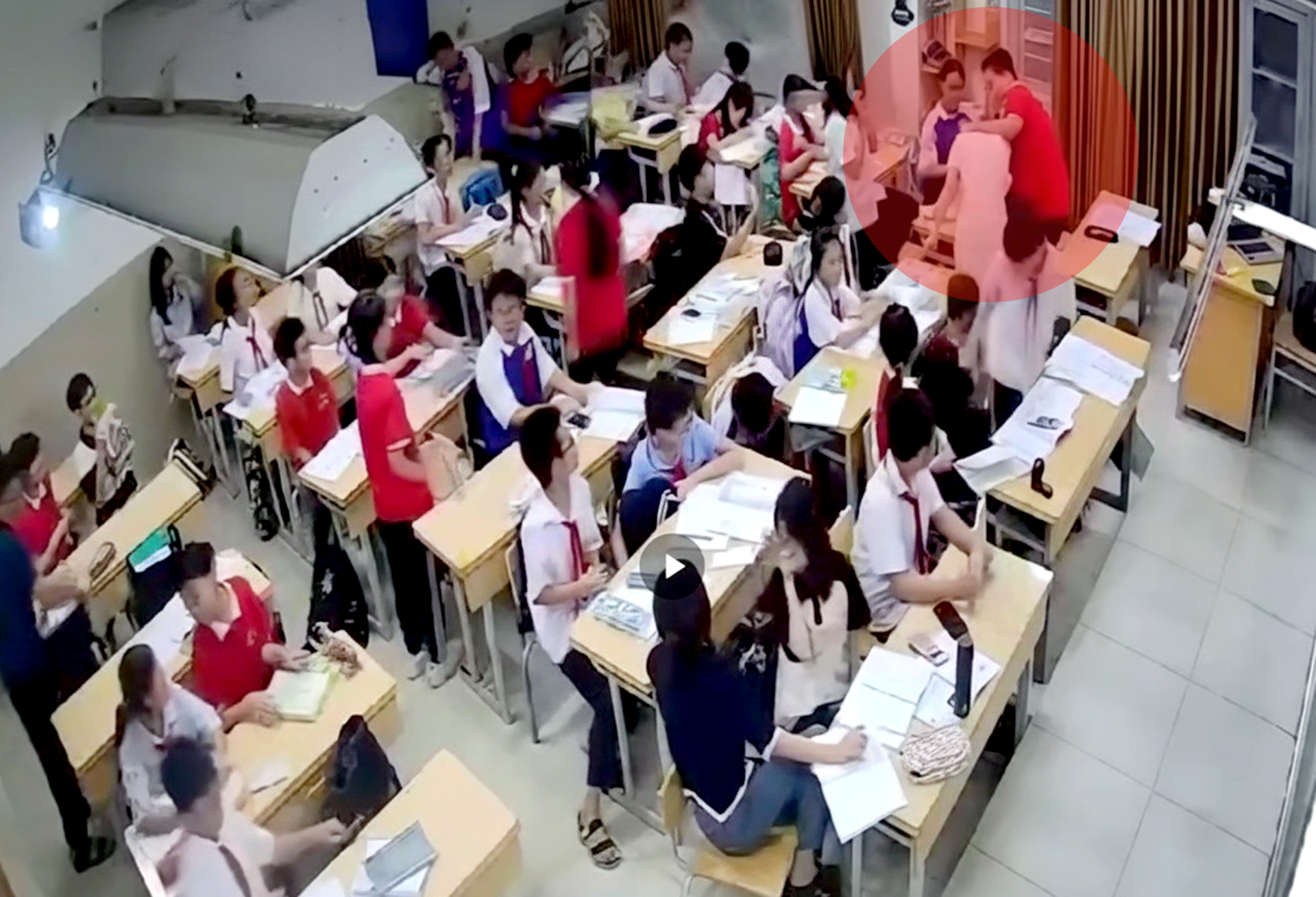 Vụ học sinh lớp 7 quật ngã cô giáo: Phường nói xử lý nghiêm để giữ gìn tính tôn nghiêm của thầy cô - Ảnh 1.