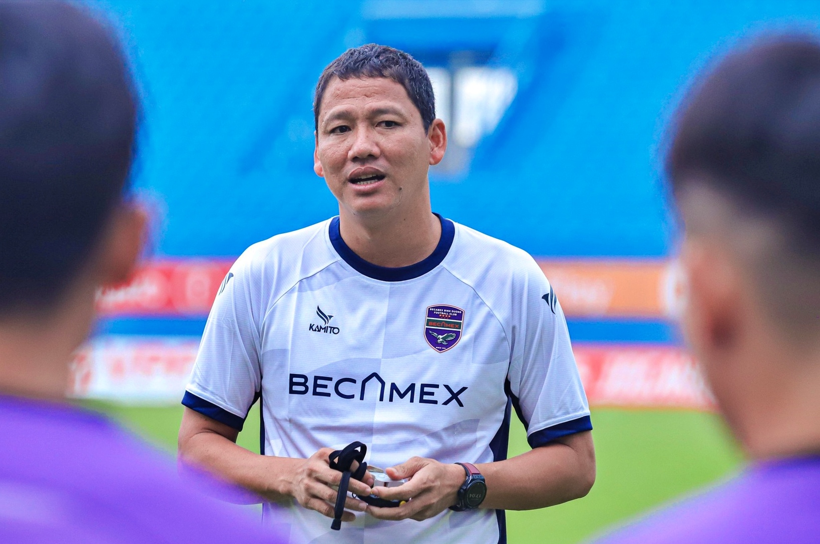 CLB Becamex TP.HCM phủ nhận nợ lương, cầu thủ báo chấn thương giả - Ảnh 1.