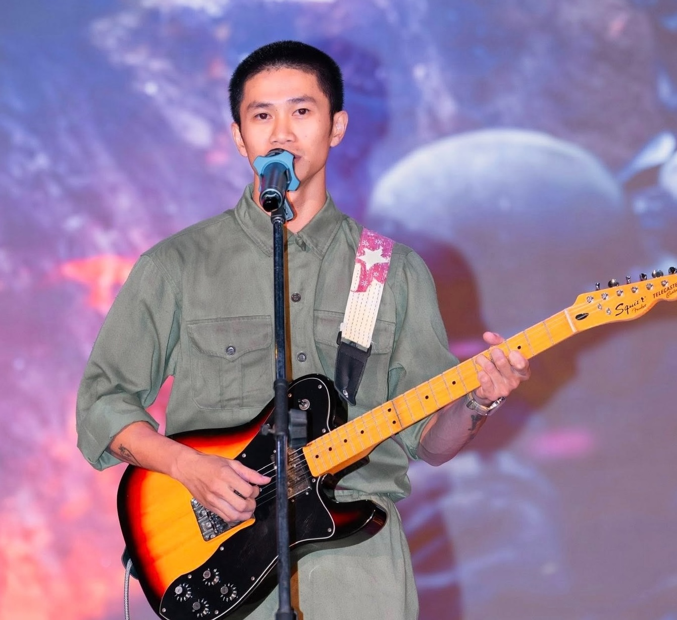 Tung Duong sings 'What's more beautiful', some audience members say this song is only for Nguyen Hung - Photo 3. Tùng Dương hát 'Còn gì đẹp hơn', 'Bình Trị Thiên khói lửa' với phong cách hào hùng - Ảnh 2.