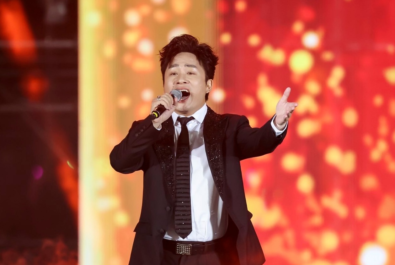 Tung Duong sings 'What's more beautiful', some audience members say this song is only for Nguyen Hung - Photo 1. Tùng Dương hát 'Còn gì đẹp hơn', 'Bình Trị Thiên khói lửa' với phong cách hào hùng - Ảnh 1.