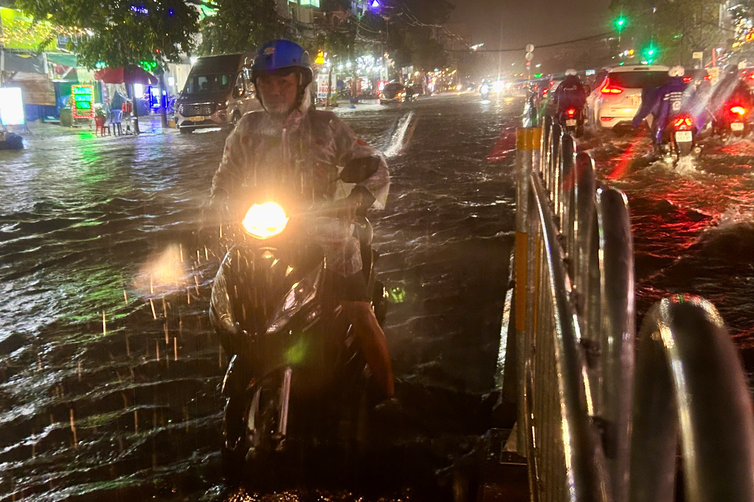 Heavy rains flood western Ho Chi Minh City, vehicles stall in traffic chaos- Ảnh 2.