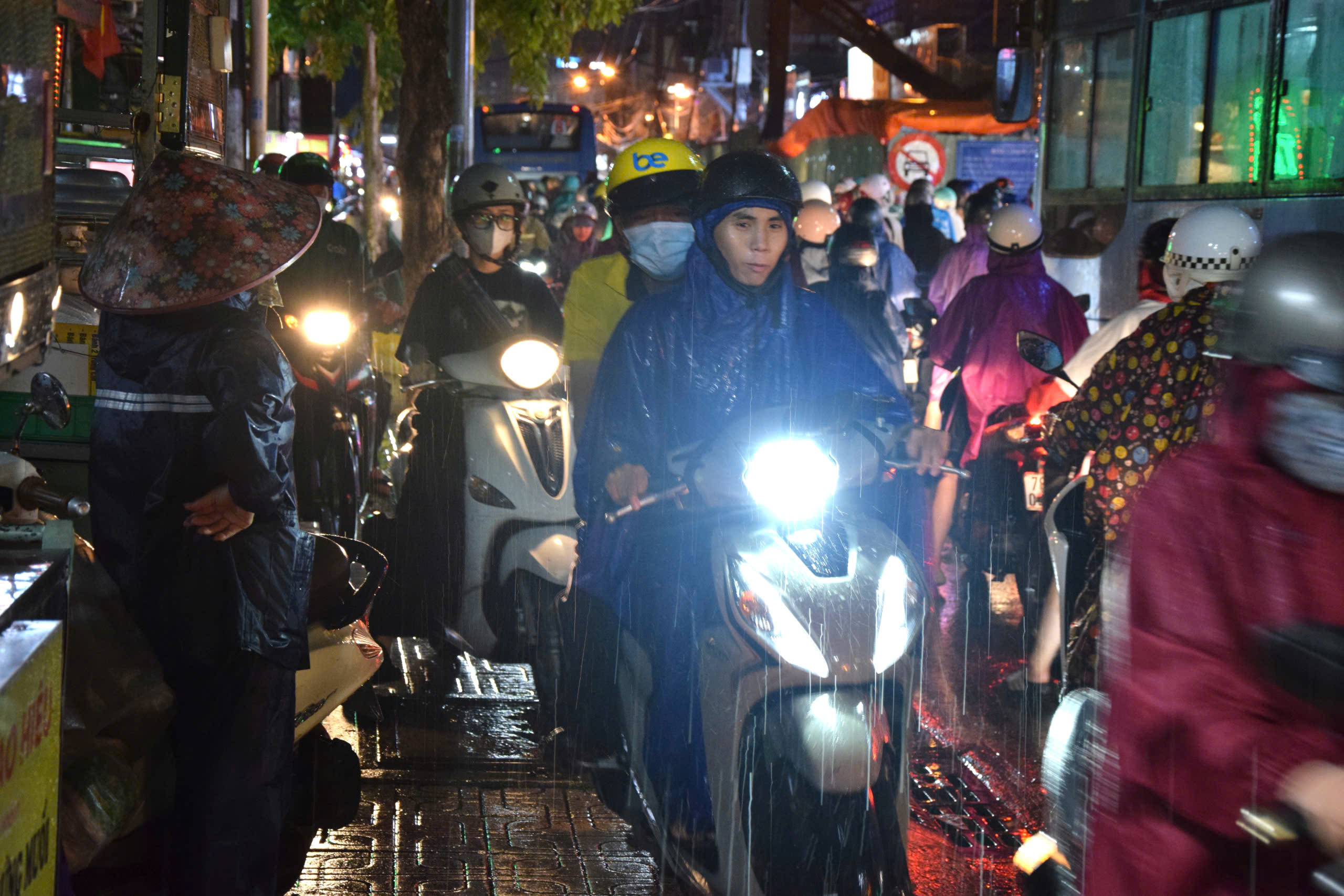 Heavy rains flood western Ho Chi Minh City, vehicles stall in traffic chaos- Ảnh 5.