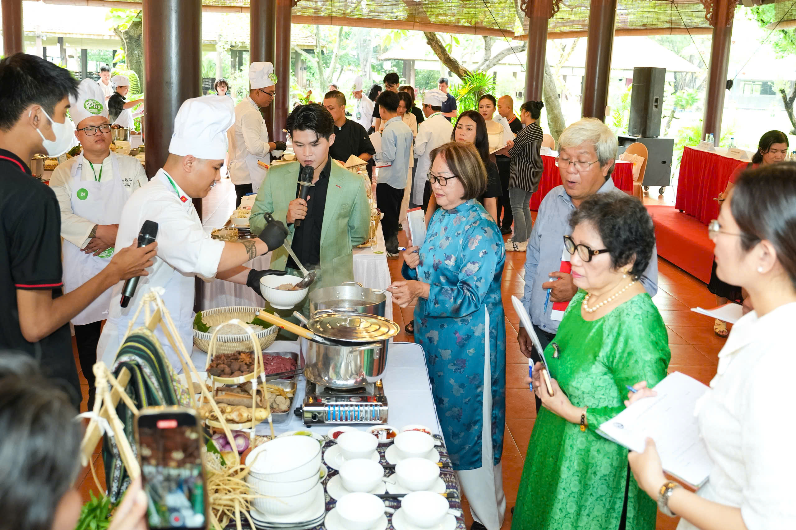 Nejlepší setkání na festivalu Hledání nejlepšího kuchaře pho 2025 - Foto 2. Tinh hoa hội tụ trong ngày hội Đi tìm người nấu phở ngon 2025 - Ảnh 2.