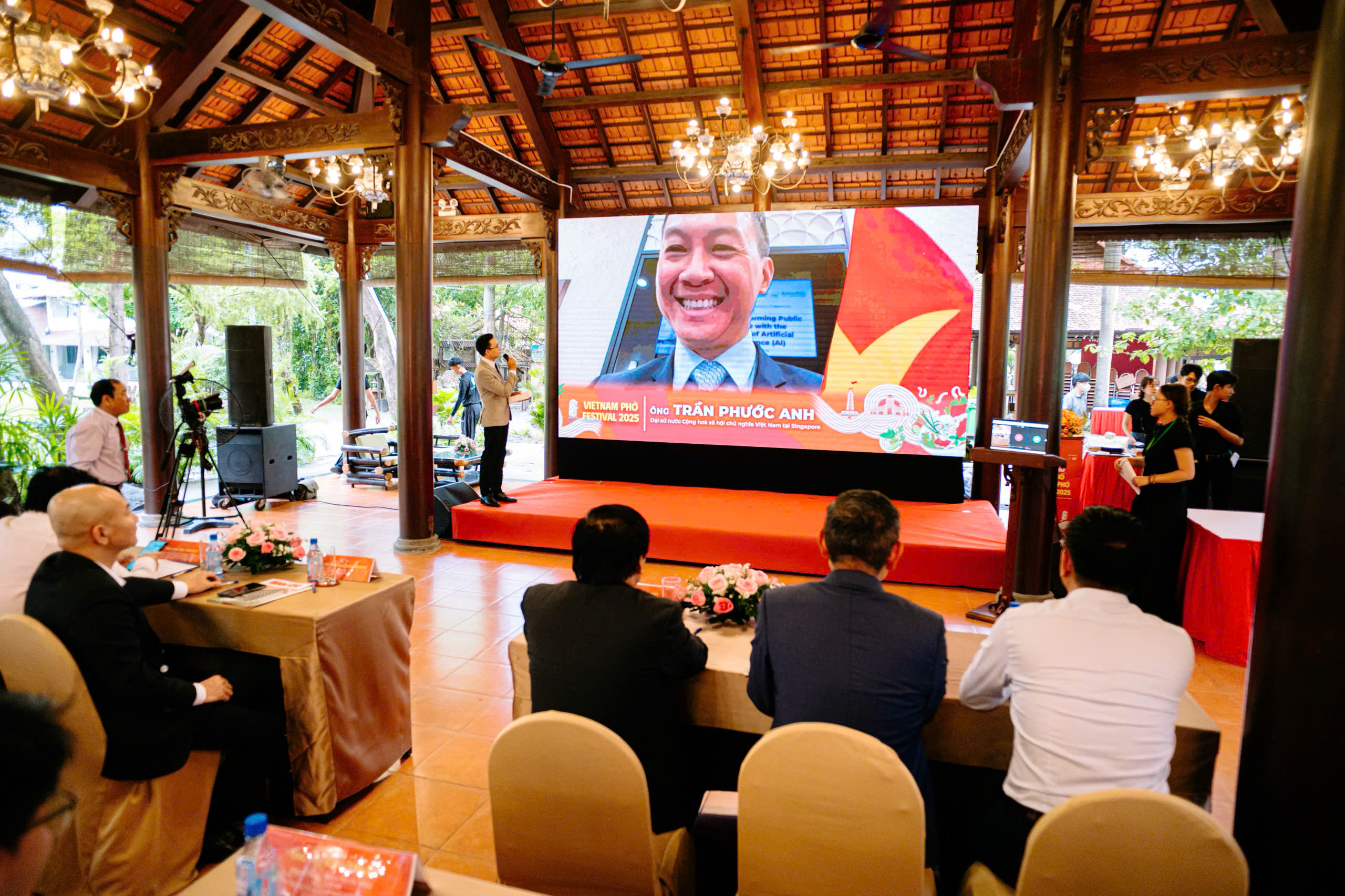 Časopis Youth Magazine přináší vietnamský festival Pho do Singapuru - Foto 2. Tuổi Trẻ mang Vietnam Phở Festival đến Singapore - Ảnh 6.