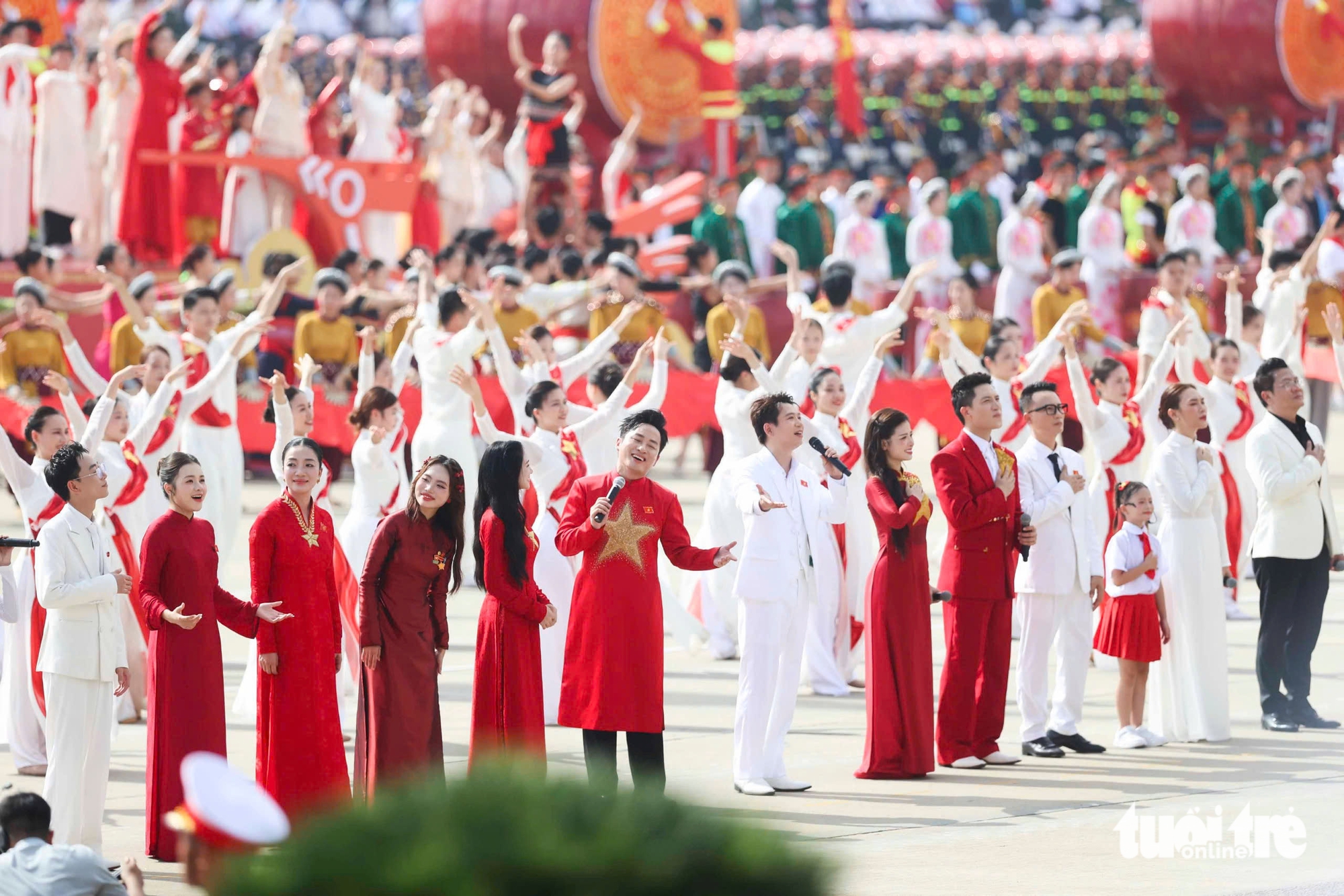 Mỹ Tâm và 80 nghệ sĩ khép lại đại lễ 2-9: Bài hát hôm nay là điều thiêng liêng của cả dân tộc - Ảnh 4.