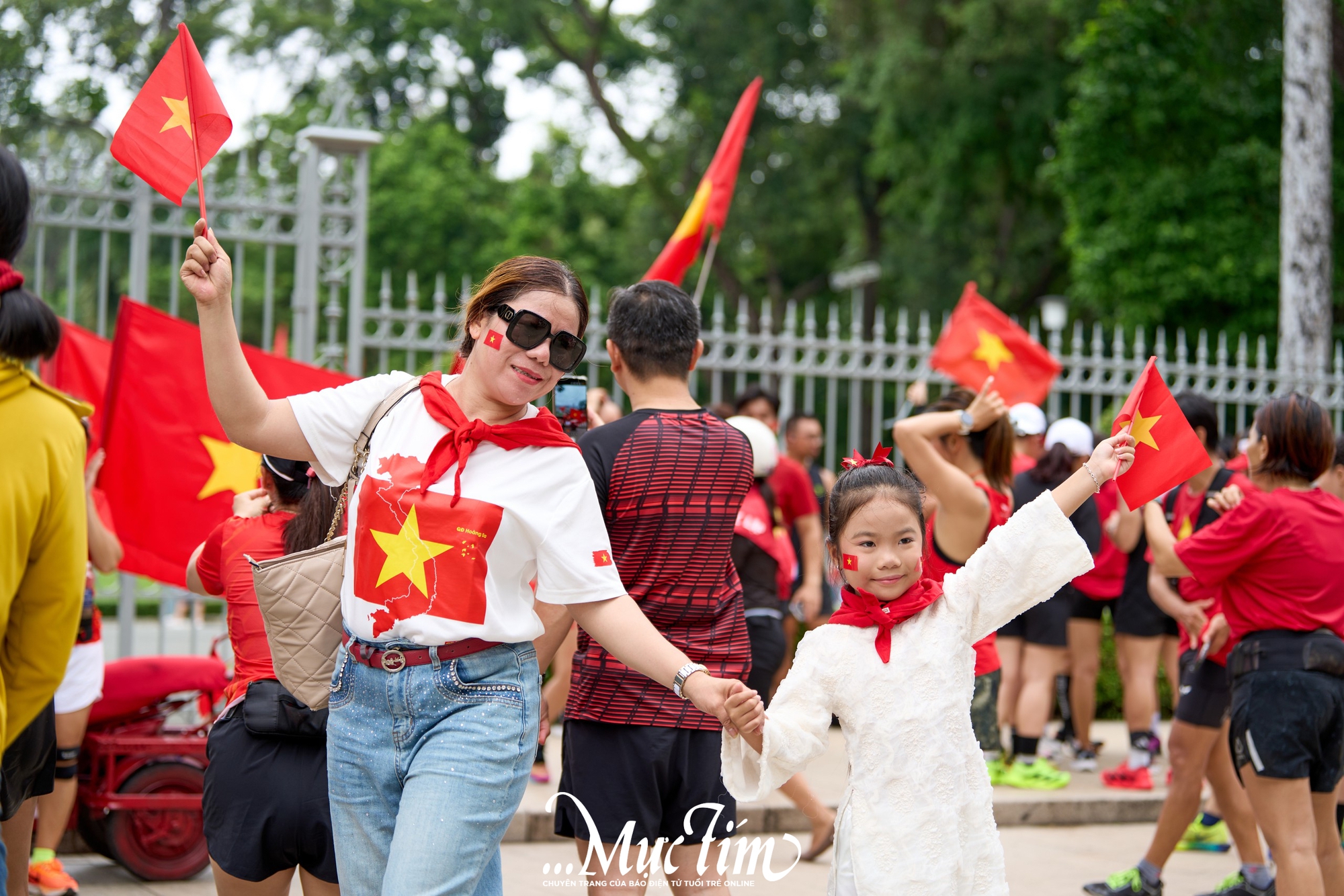 Bạn trẻ TP.HCM ra đường đón mừng Quốc khánh 2-9, tận hưởng vẻ đẹp của hoà bình- Ảnh 5.