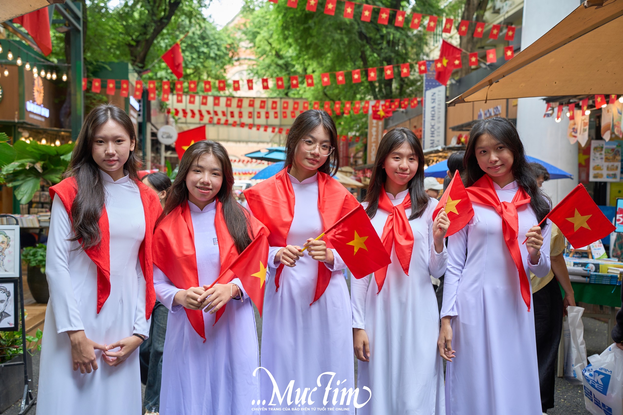 Bạn trẻ TP.HCM ra đường đón mừng Quốc khánh 2-9, tận hưởng vẻ đẹp của hoà bình- Ảnh 11.