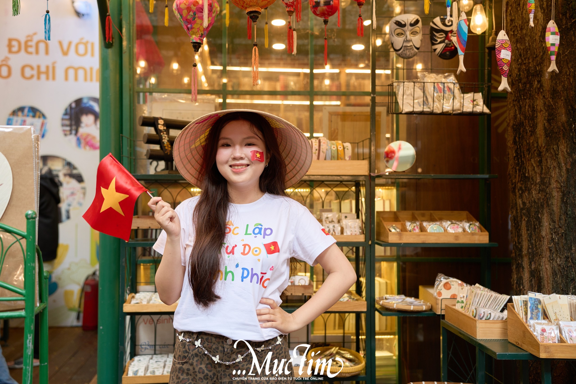 Bạn trẻ TP.HCM ra đường đón mừng Quốc khánh 2-9, tận hưởng vẻ đẹp của hoà bình- Ảnh 12.