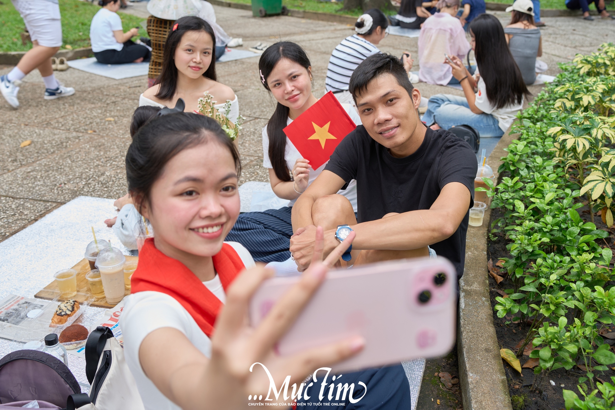 Bạn trẻ TP.HCM ra đường đón mừng Quốc khánh 2-9, tận hưởng vẻ đẹp của hoà bình- Ảnh 3.