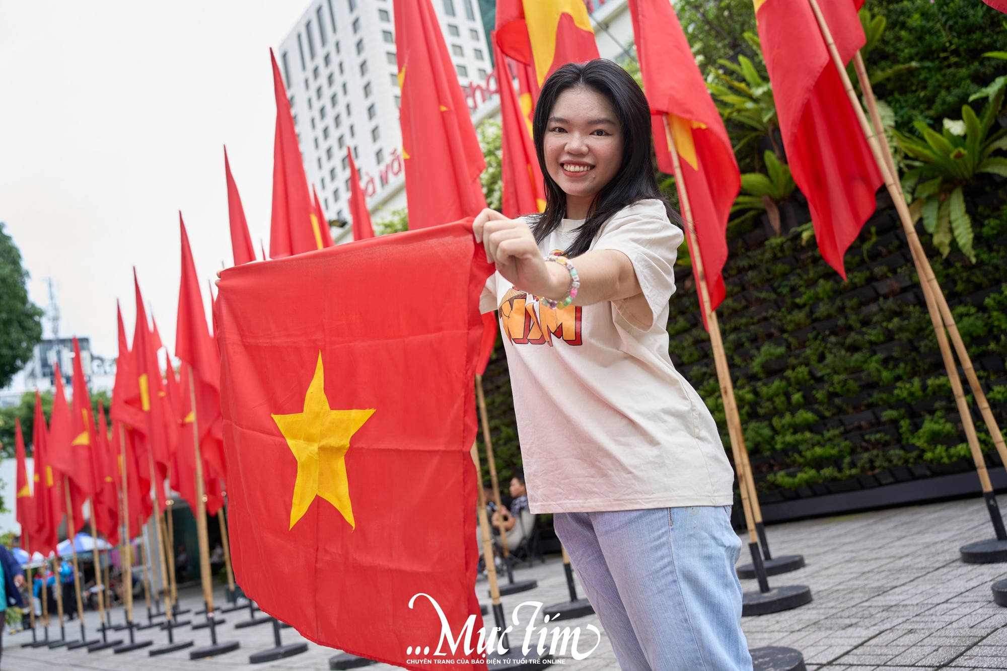 Bạn trẻ TP.HCM ra đường đón mừng Quốc khánh 2-9, tận hưởng vẻ đẹp của hoà bình- Ảnh 13.