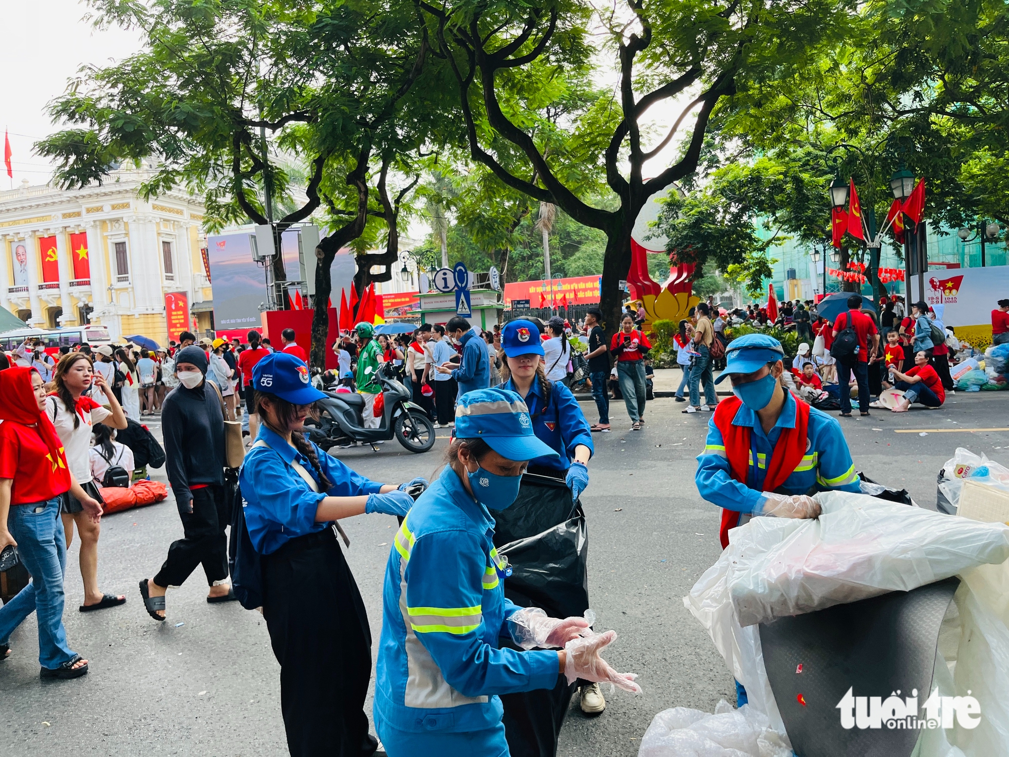 Ngày 2-9 khu vực trung tâm Hà Nội phát sinh 410 tấn rác, 9.000 thanh ...