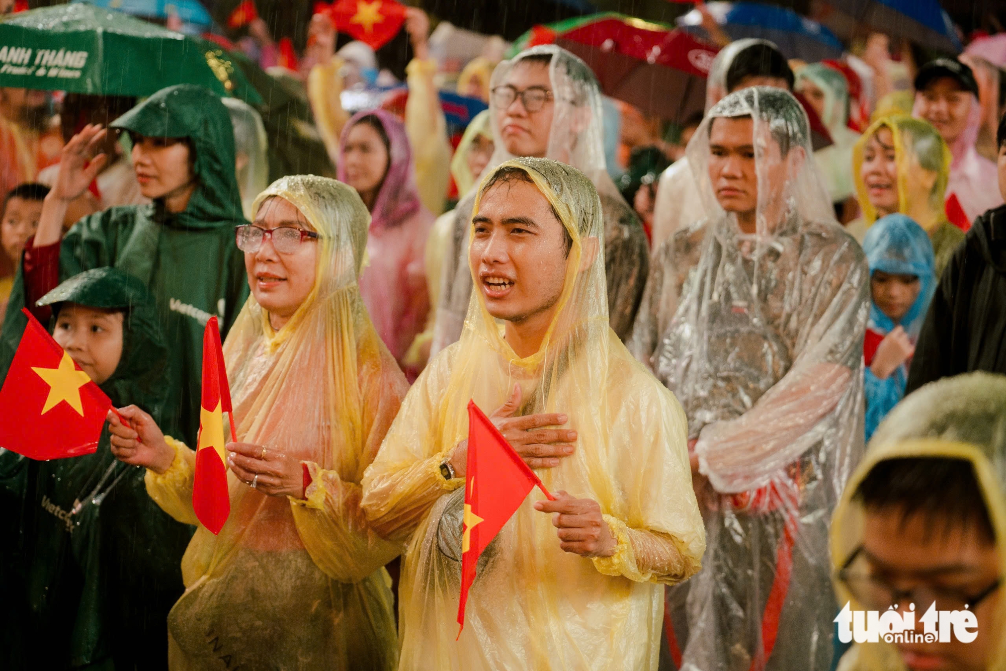 'Independence Star' firar nationaldagen den 2 september på tre platser: Saigon, Binh Duong och Vung Tau - Foto 10. 'Ánh sao độc lập' mừng Quốc khánh 2-9 ở ba điểm cầu: Sài Gòn, Bình Dương và Vũng Tàu - Ảnh 10.