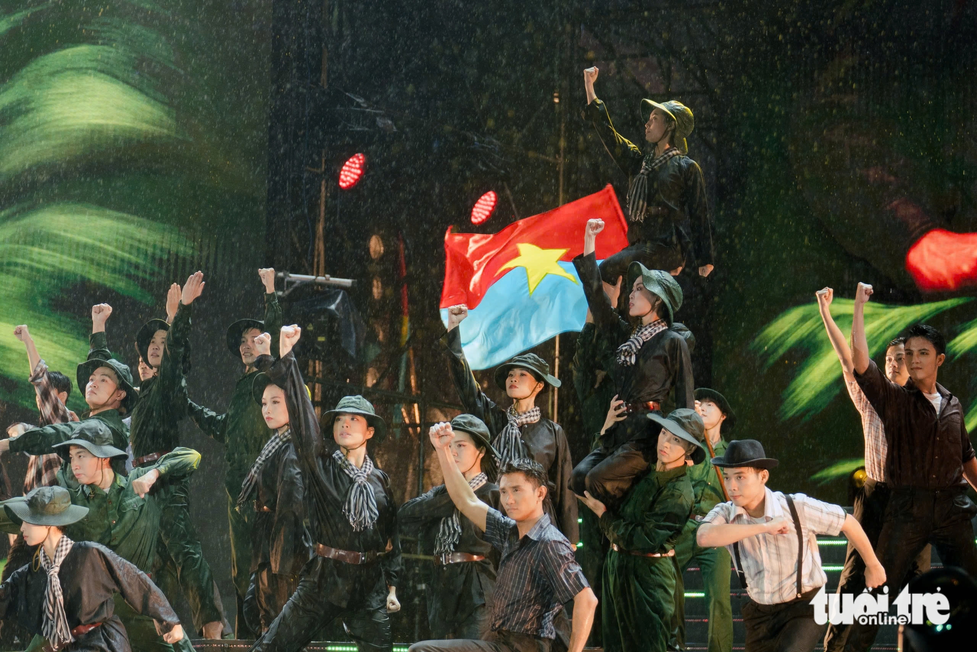 'Independence Star' firar nationaldagen den 2 september på tre platser: Saigon, Binh Duong och Vung Tau - Foto 12. 'Ánh sao độc lập' mừng Quốc khánh 2-9 ở ba điểm cầu: Sài Gòn, Bình Dương và Vũng Tàu - Ảnh 12.