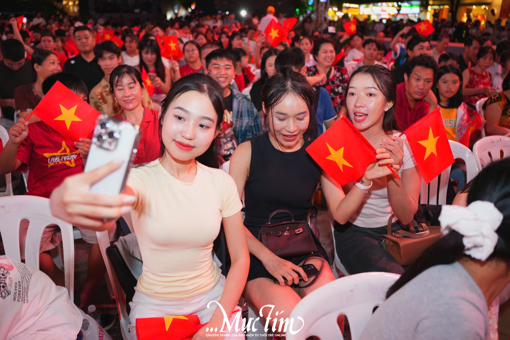 Bất kể trời mưa, khán giả, nghệ sĩ vẫn 'cháy hết mình' với Ánh sao độc lập - Ảnh 1.