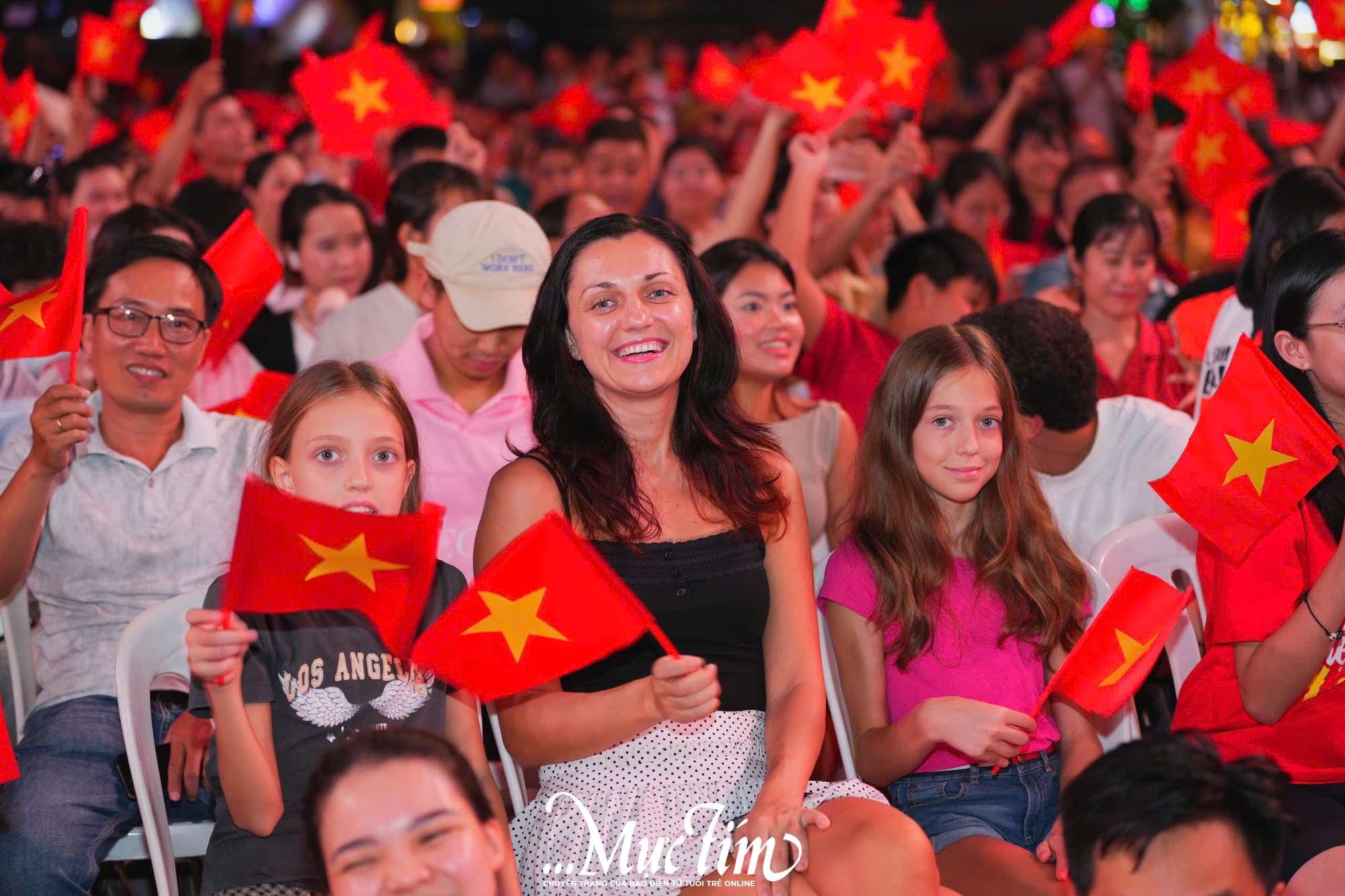 Bất kể trời mưa, khán giả, nghệ sĩ vẫn 'cháy hết mình' với Ánh sao độc lập - Ảnh 2.
