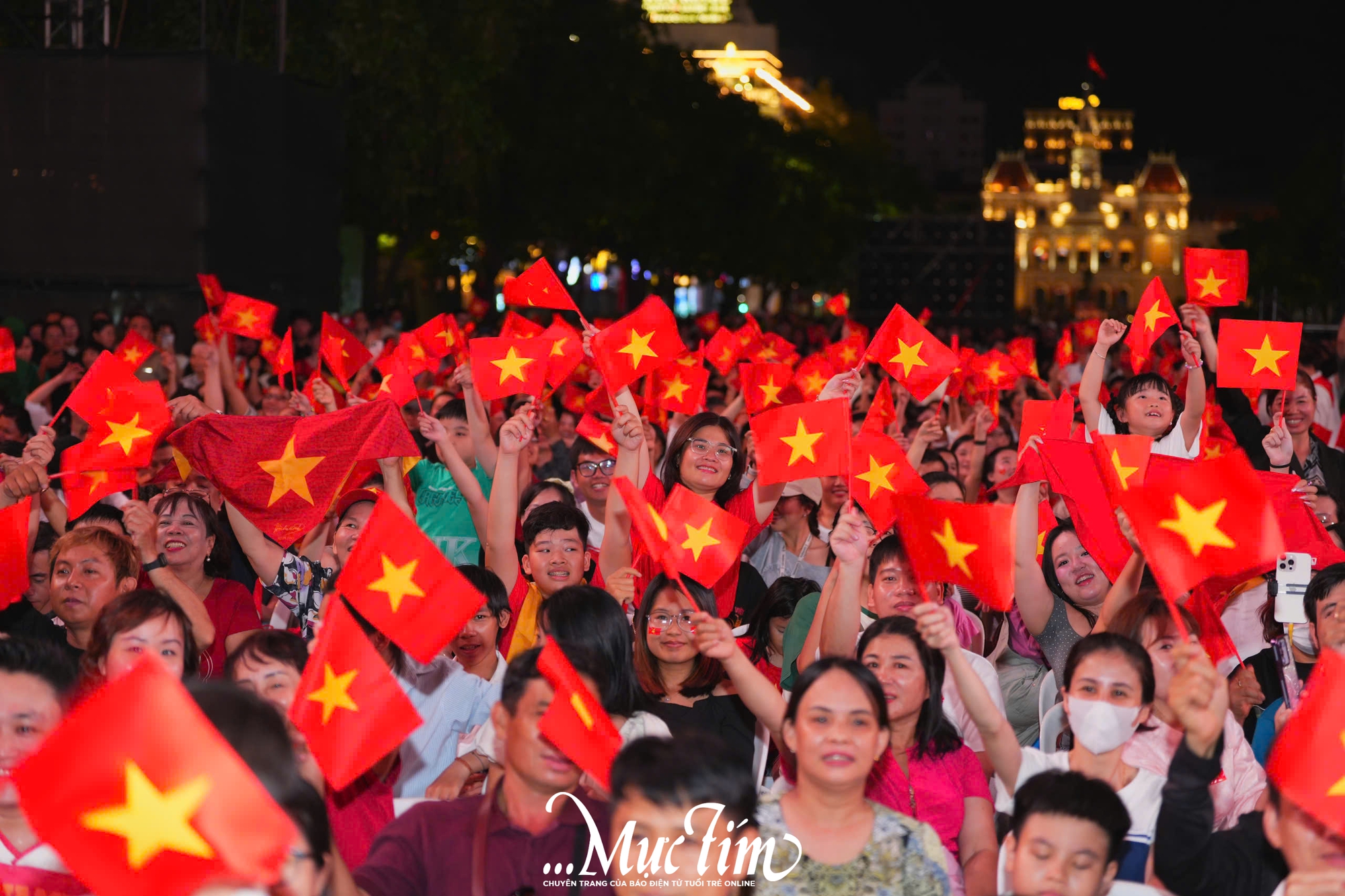 Bất kể trời mưa, khán giả, nghệ sĩ vẫn 'cháy hết mình' với Ánh sao độc lập - Ảnh 3.