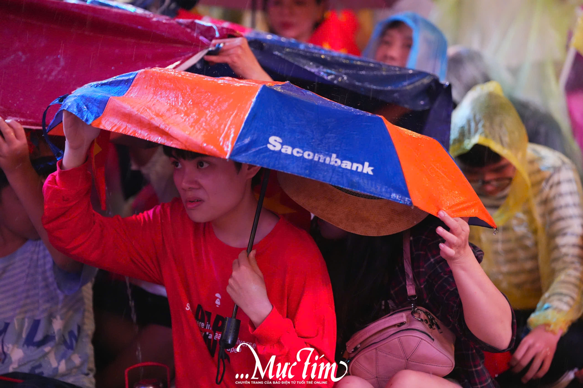 Bất kể trời mưa, khán giả, nghệ sĩ vẫn 'cháy hết mình' với Ánh sao độc lập - Ảnh 10.
