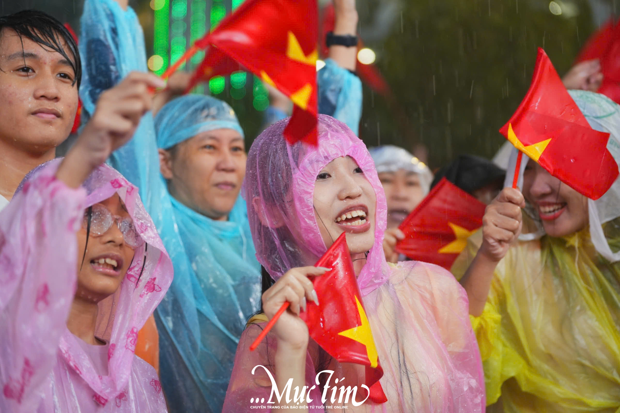 Bất kể trời mưa, khán giả, nghệ sĩ vẫn 'cháy hết mình' với Ánh sao độc lập - Ảnh 11.