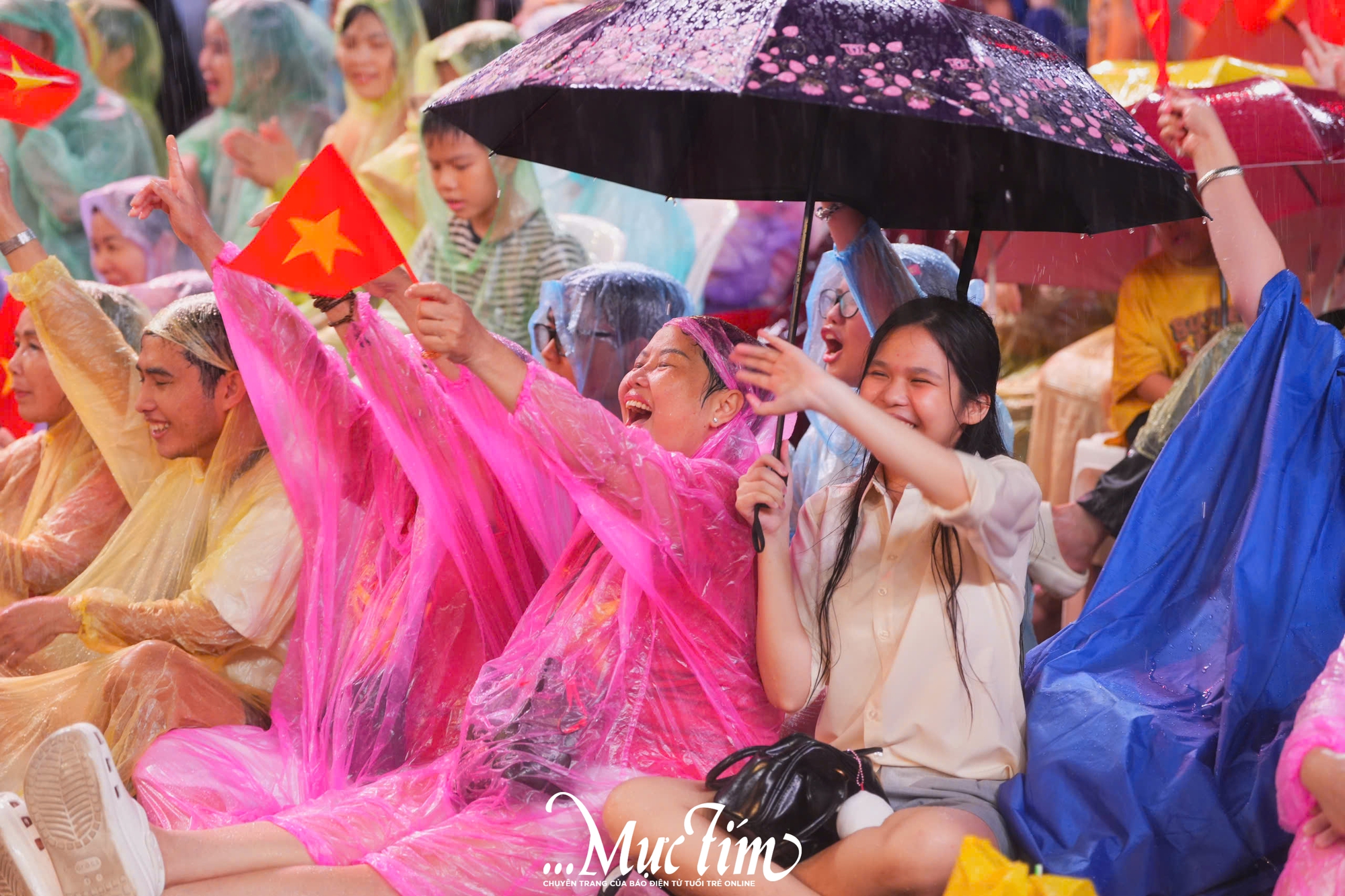 Bất kể trời mưa, khán giả, nghệ sĩ vẫn 'cháy hết mình' với Ánh sao độc lập - Ảnh 12.
