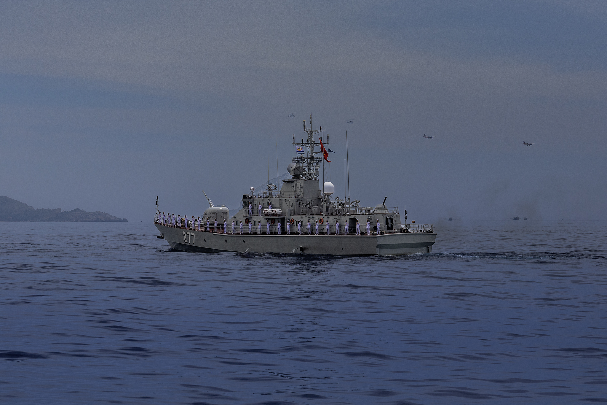 Vietnam stages first naval parade featuring submarines, missile frigates- Ảnh 12. Vietnam stages first naval parade featuring submarines, missile frigates- Ảnh 12.