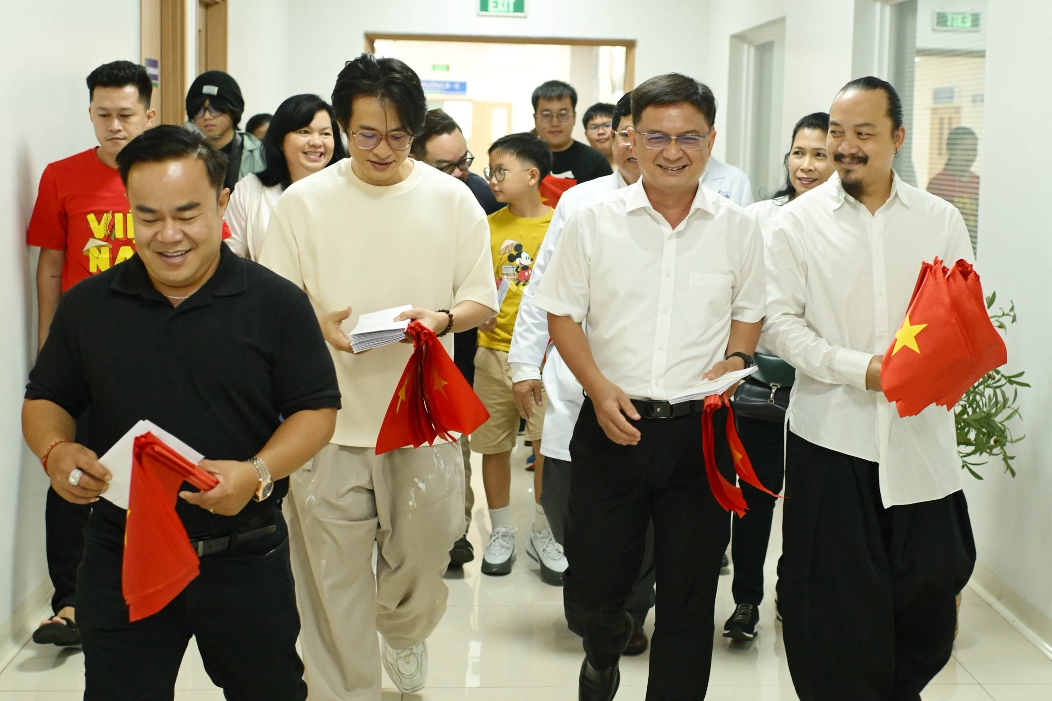 Lãnh đạo TP.HCM cùng Hà Anh Tuấn thăm bệnh viện Ung bướu nhân ngày Quốc khánh 2-9 - Ảnh 1. Lãnh đạo TP.HCM và Hà Anh Tuấn thăm Bệnh viện Ung bướu nhân Ngày Quốc khánh 2-9 - Ảnh 1.