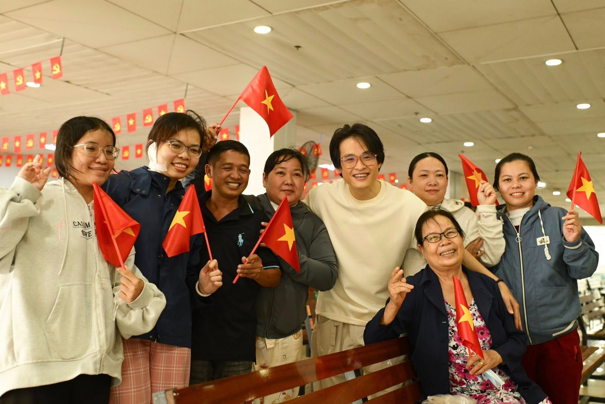 Lãnh đạo TP.HCM cùng Hà Anh Tuấn thăm bệnh viện Ung bướu nhân ngày Quốc khánh 2-9 - Ảnh 6. Lãnh đạo TP.HCM và Hà Anh Tuấn thăm Bệnh viện Ung bướu nhân Ngày Quốc khánh 2-9 - Ảnh 6.
