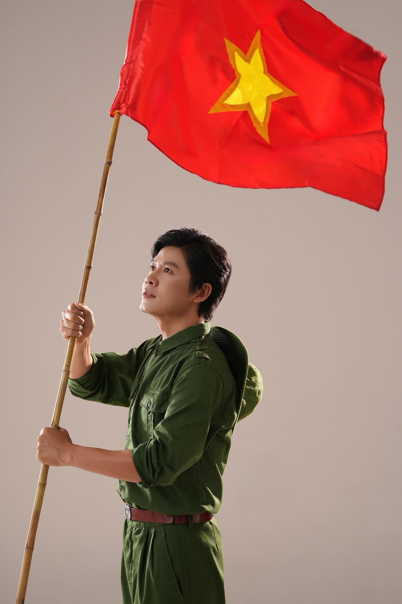 هنرمندان ویتنامی در روز ملی با غرور و افتخار تحت تأثیر قرار گرفتهاند - عکس ۱. Nguyễn Văn Chung, Mỹ Tâm, Phương Mỹ Chi... rưng rưng tự hào Quốc khánh 2-9 - Ảnh 2.