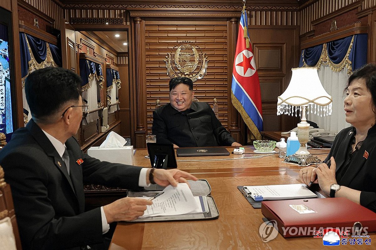 Bên trong đoàn tàu hỏa màu xanh lá của ông Kim Jong Un có gì - Ảnh 3. Kim Jong Un - Ảnh 2.