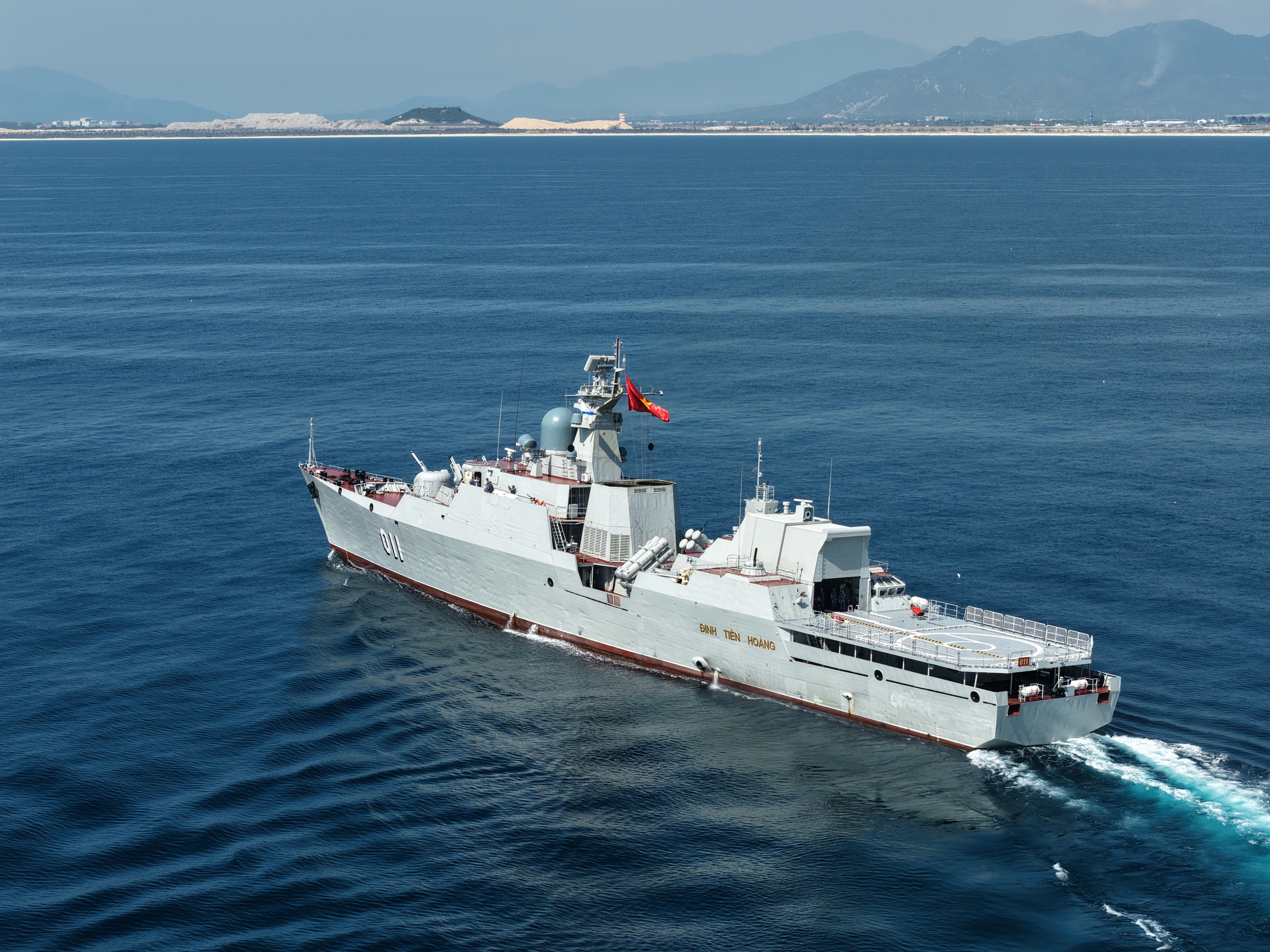 Vietnam stages first naval parade featuring submarines, missile frigates- Ảnh 8. Vietnam stages first naval parade featuring submarines, missile frigates- Ảnh 8.