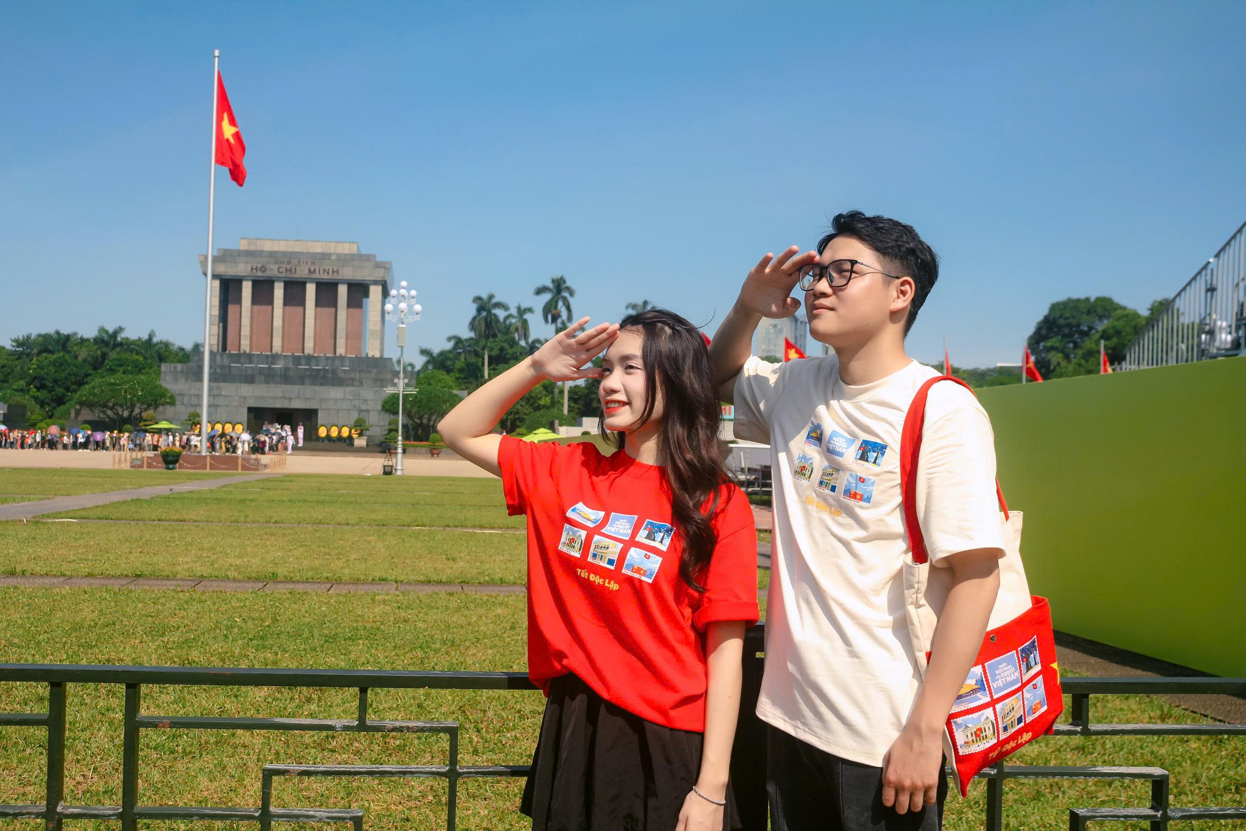 Bạn trẻ kể chuyện yêu nước qua thời trang hiện đại - Ảnh 1.