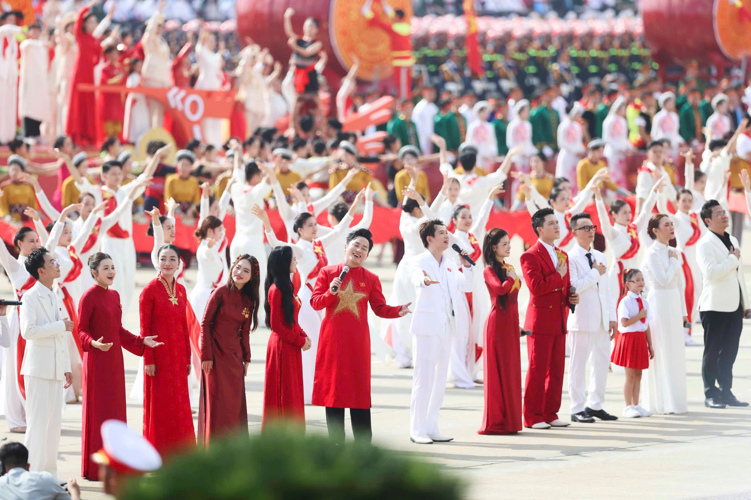 Tác giả ca khúc khép lại đại lễ 2-9 ‘nổi cả da gà’ khi nghe Tùng Dương hát - Ảnh 3.