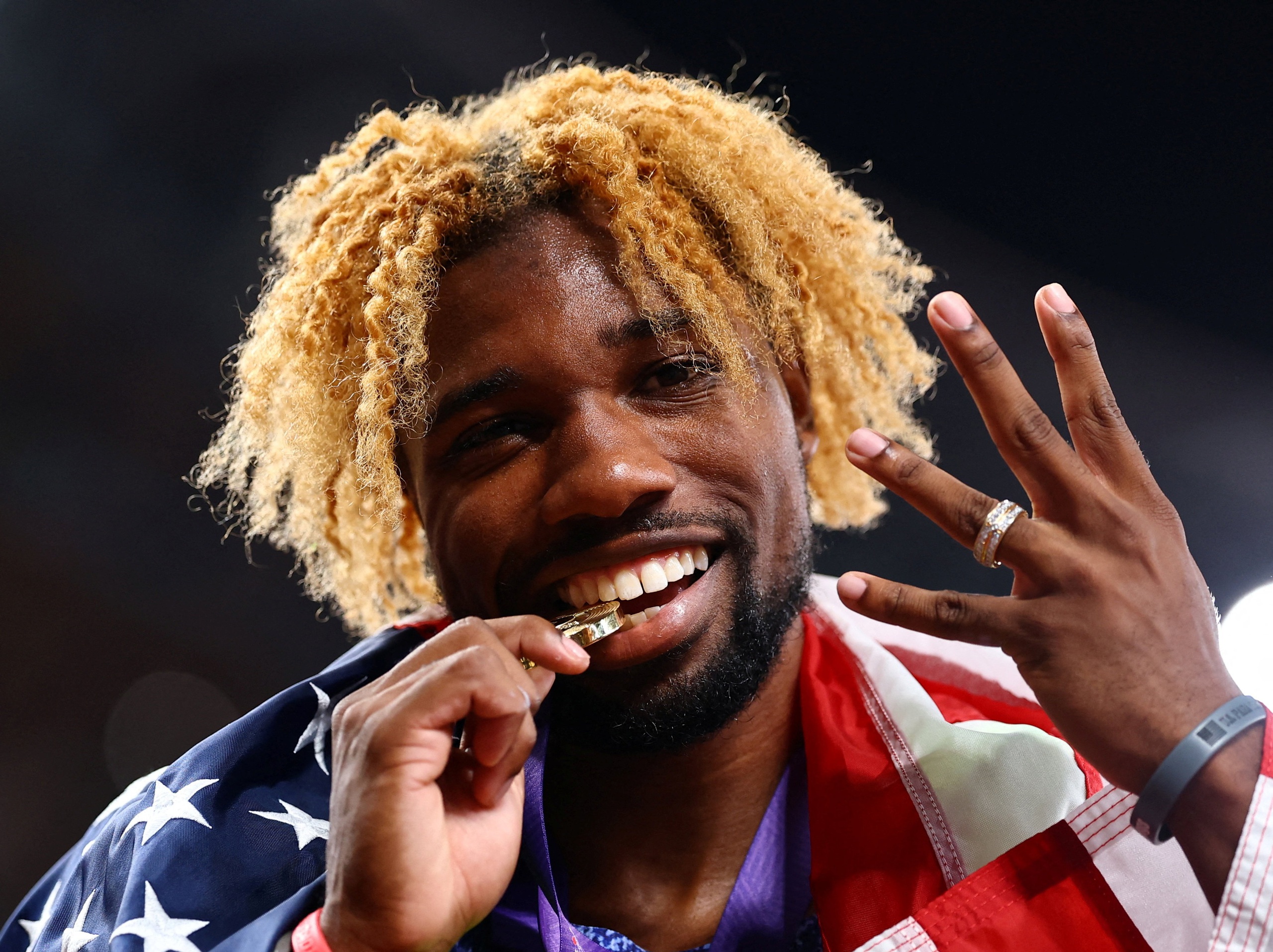 Noah Lyles có pha ăn mừng gây sốt khi cân bằng 'siêu kỷ lục' của Usain Bolt - Ảnh 2.