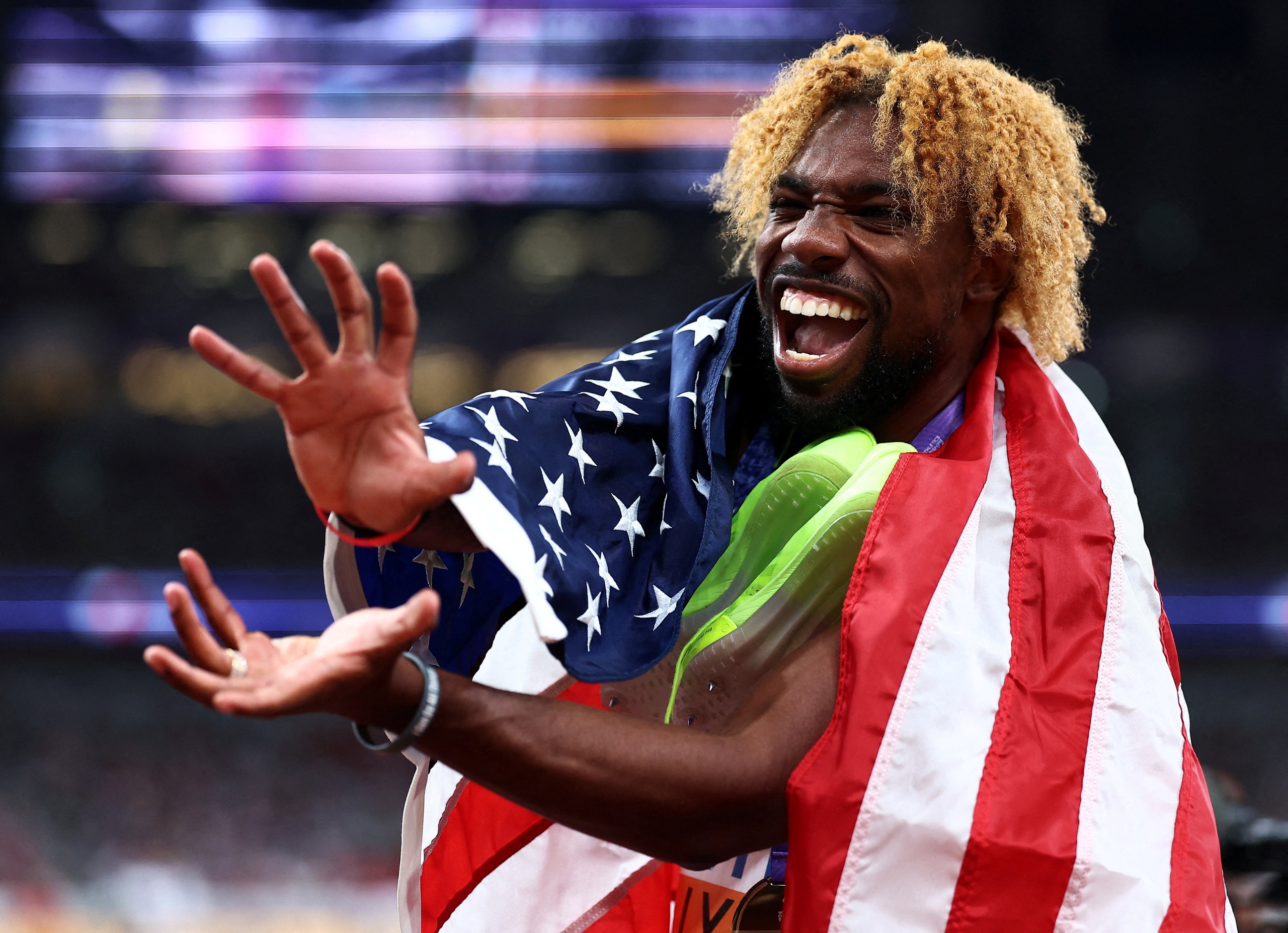 Noah Lyles có pha ăn mừng gây sốt khi cân bằng 'siêu kỷ lục' của Usain Bolt - Ảnh 1.