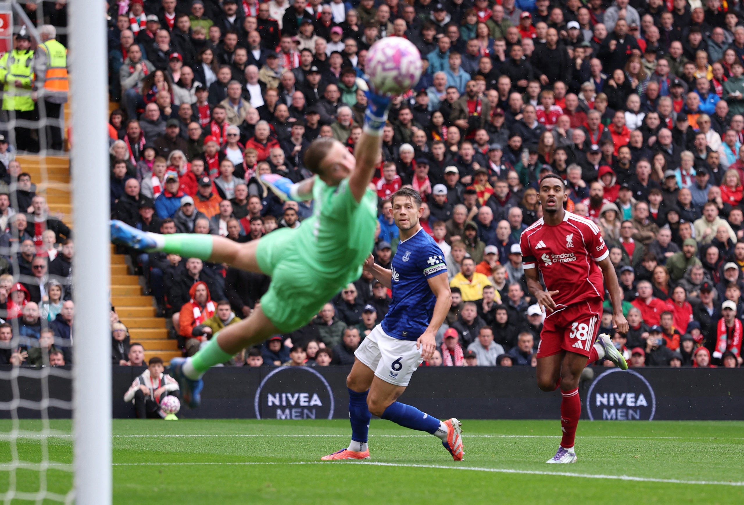 Liverpool cho Arsenal 'hít khói' trong cuộc đua vô địch - Ảnh 2.