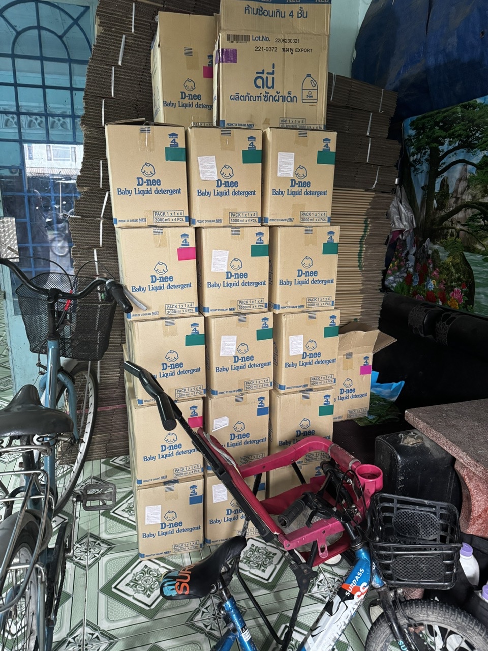 Công an TP.HCM khởi tố nhóm người sản xuất nước giặt, nước tẩy rửa giả - Ảnh 4.