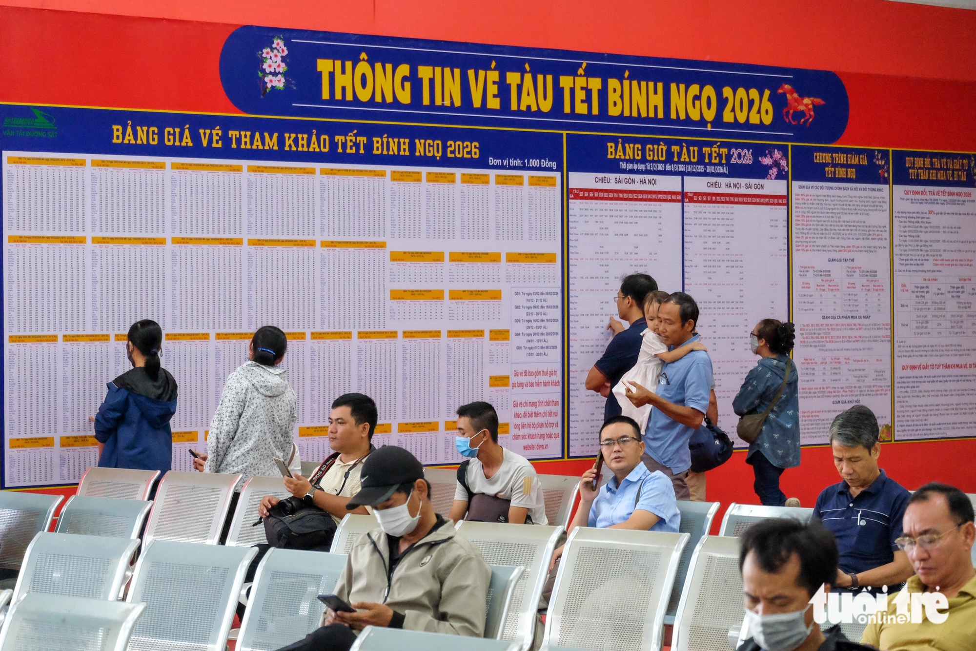 Đi từ Đồng Nai lên ga Sài Gòn lúc 3h sáng đợi mua vé tàu Tết 2026 - Ảnh 1.
