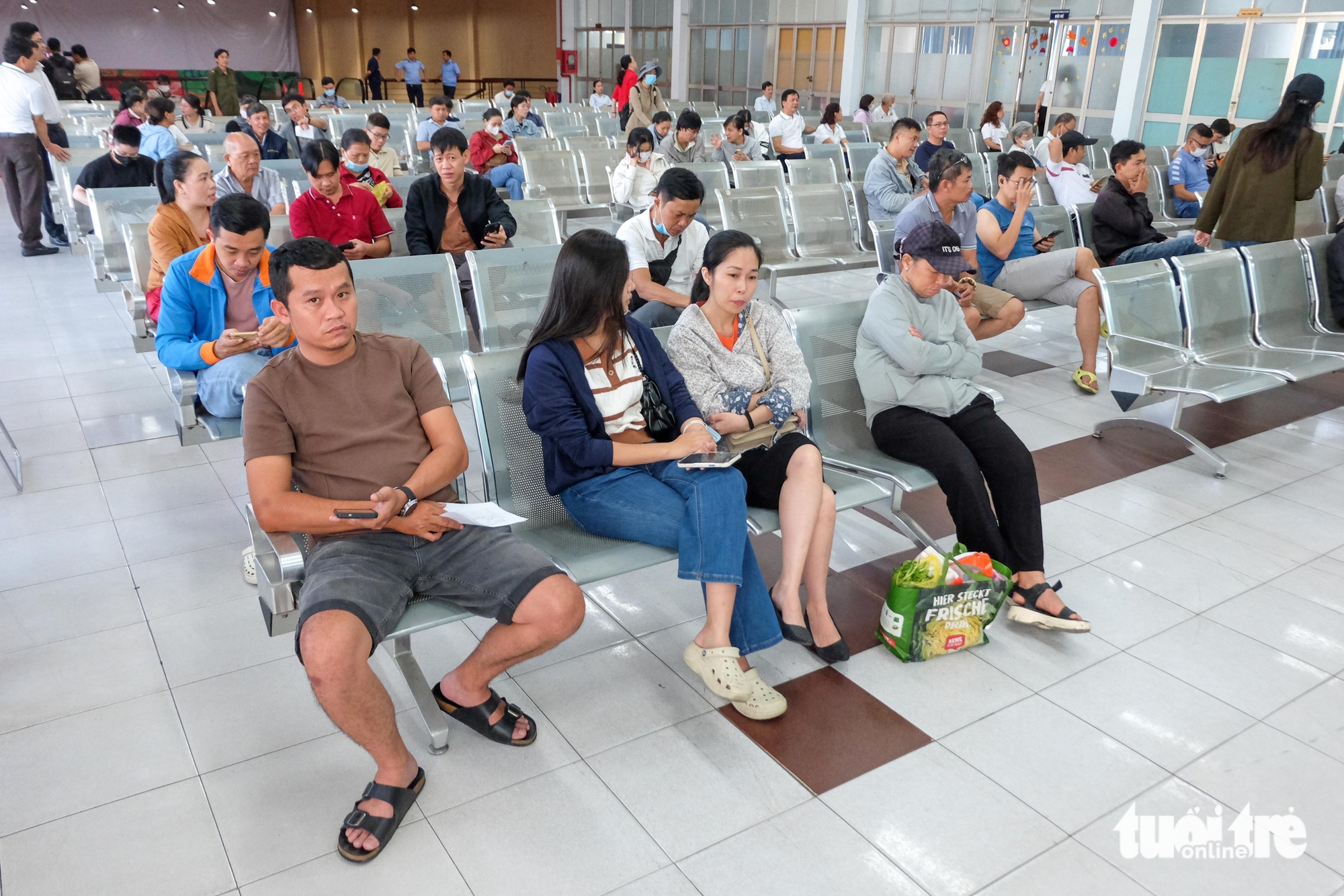 Đi từ Đồng Nai lên ga Sài Gòn lúc 3h sáng đợi mua vé tàu Tết 2026 - Ảnh 2.