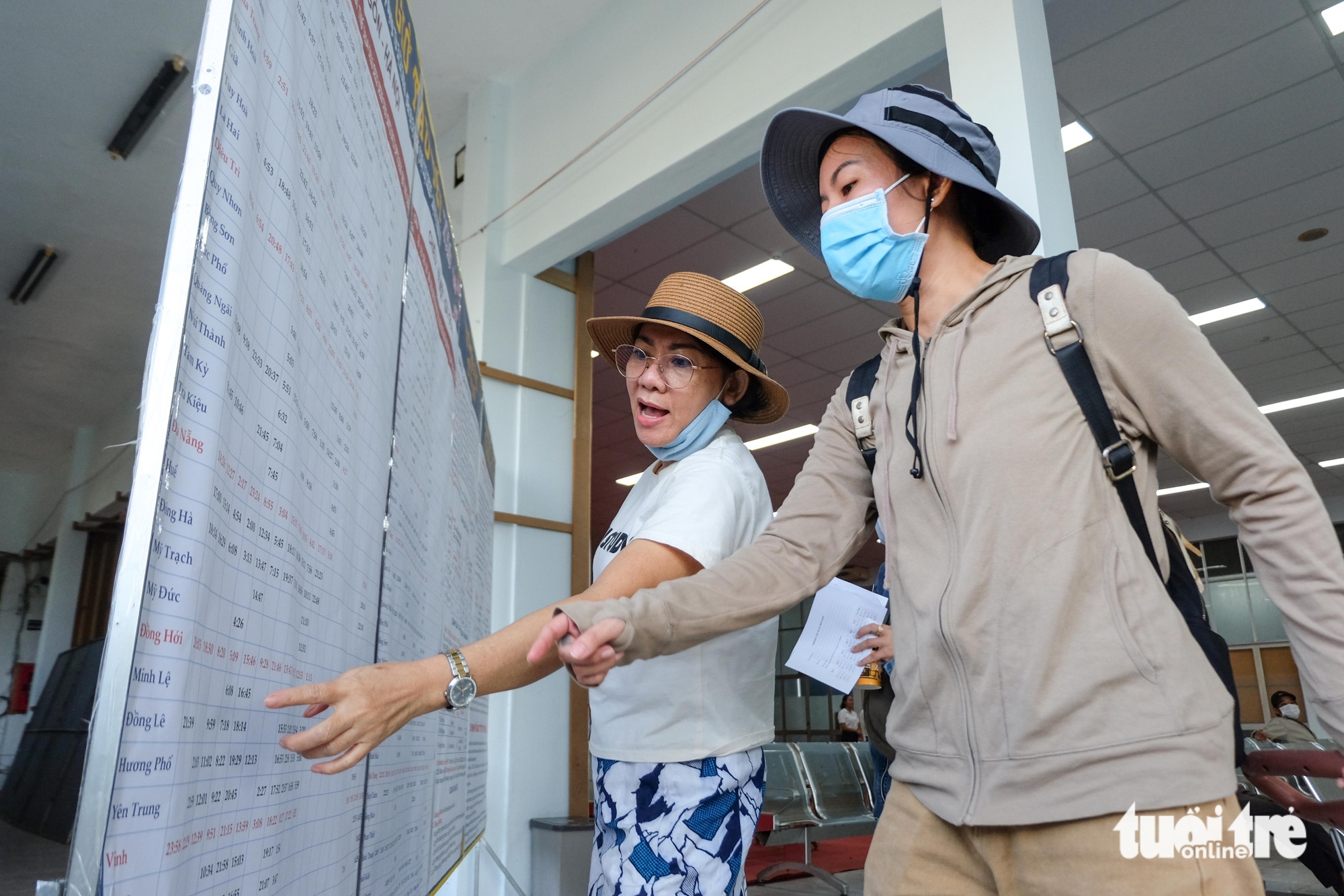 Đi từ Đồng Nai lên ga Sài Gòn lúc 3h sáng đợi mua vé tàu Tết 2026 - Ảnh 6.