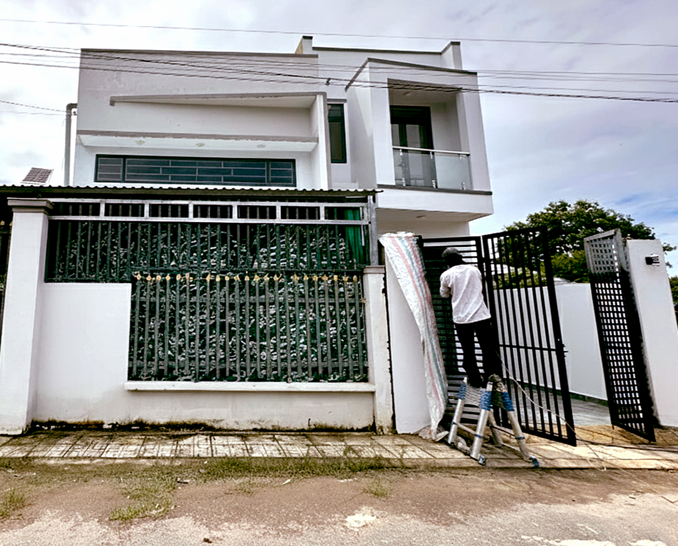 Người xây nhà nhầm trên đất hàng xóm ở TP.HCM: Sẵn sàng hoán đổi hoặc thuê 'thần đèn' dời nhà - Ảnh 1.