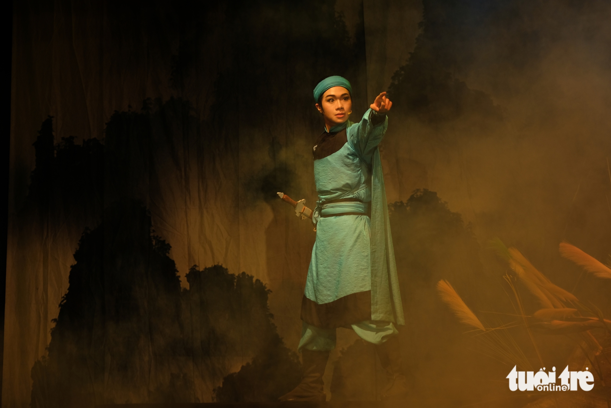 Ο νεαρός ηθοποιός Τρονγκ Ναν είναι χαρούμενος που τραγουδάει το παραδοσιακό τραγούδι της εποχής Βου Λαν με τους γονείς του - Φωτογραφία 2. Kép trẻ Trọng Nhân vui vì hát bài ca cổ mùa Vu lan cùng ba mẹ - Ảnh 2.