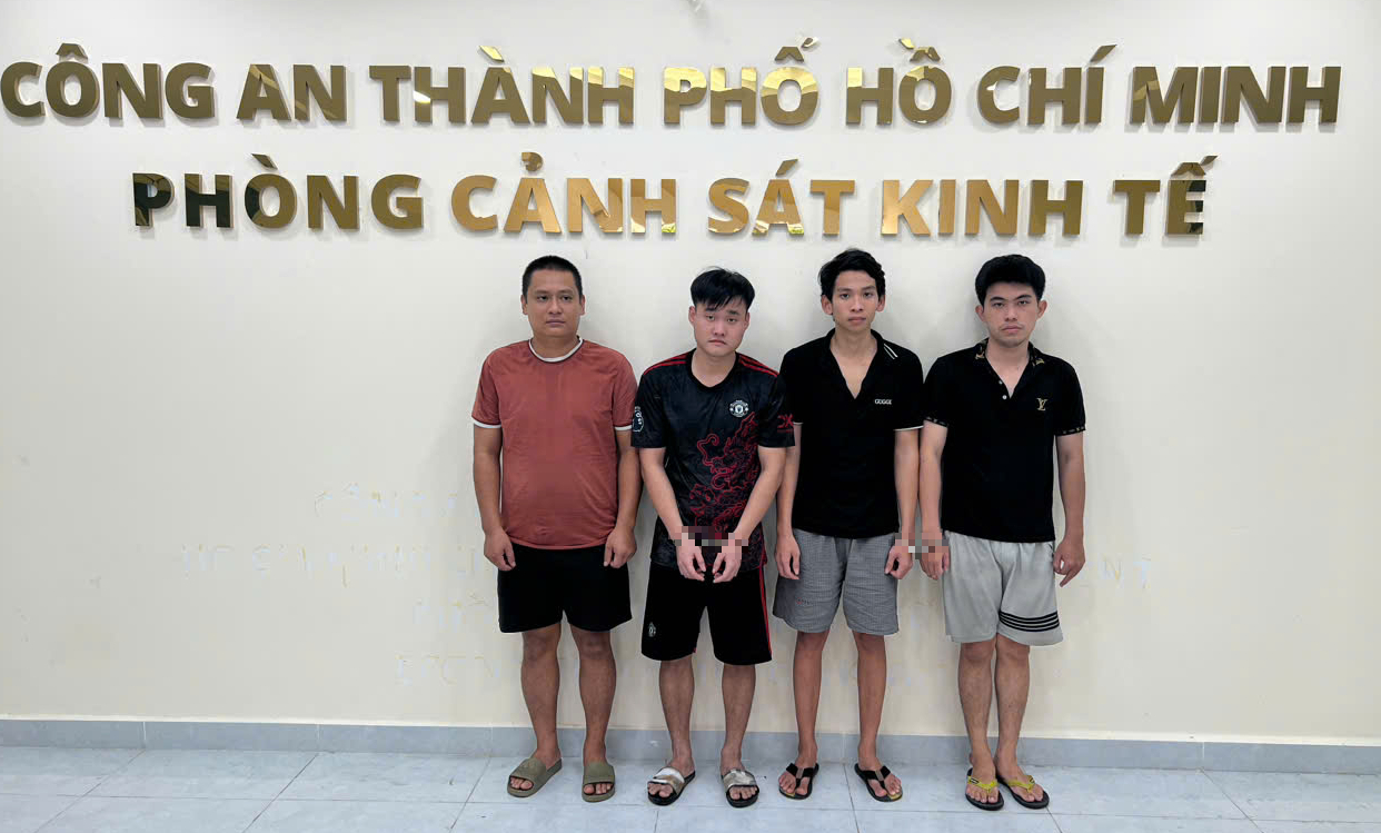 Công an TP.HCM khởi tố nhóm người sản xuất nước giặt, nước tẩy rửa giả - Ảnh 1.