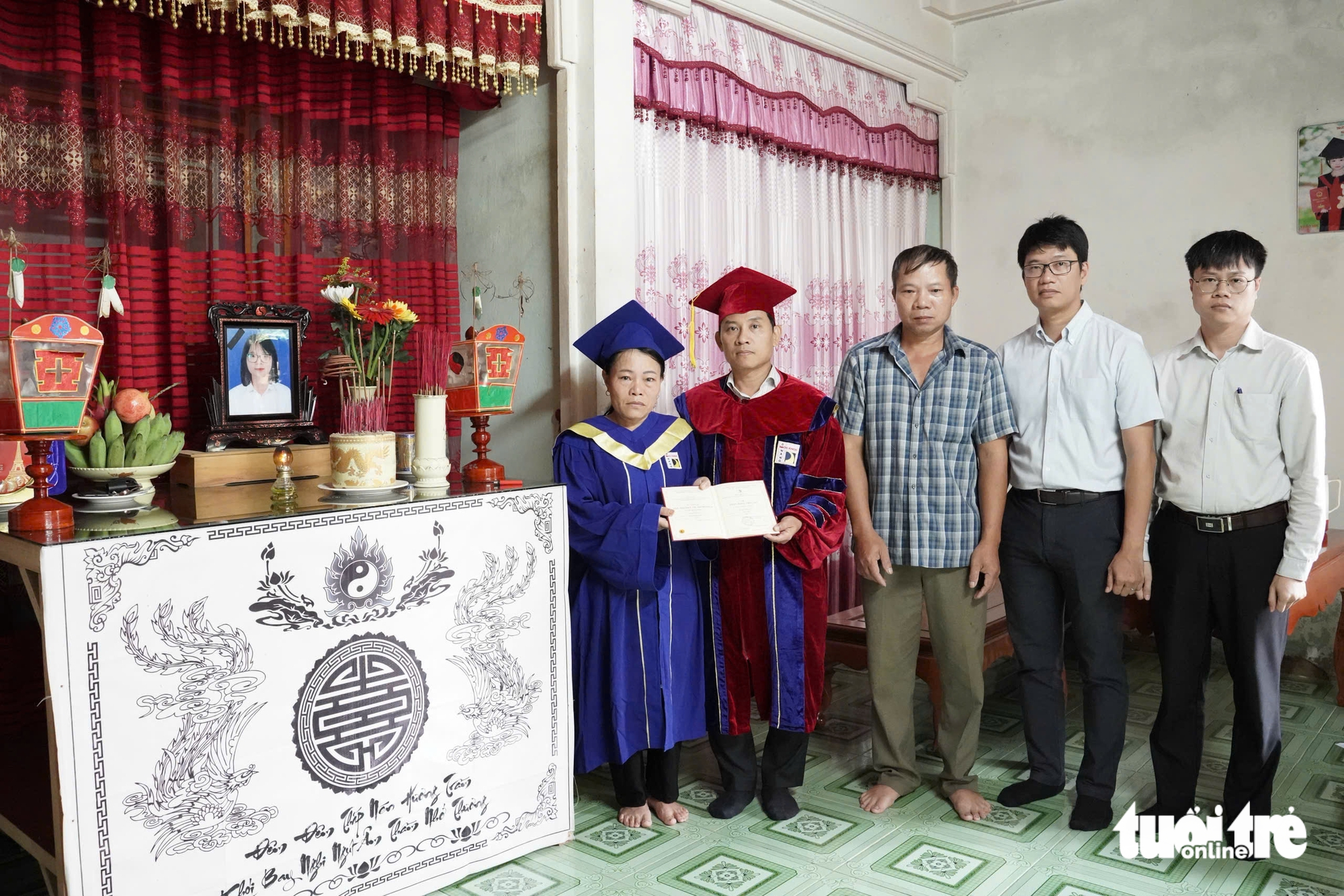 Nghẹn ngào trao bằng đặc cách cho nữ sinh Trường đại học Bách khoa Đà Nẵng - Ảnh 2.