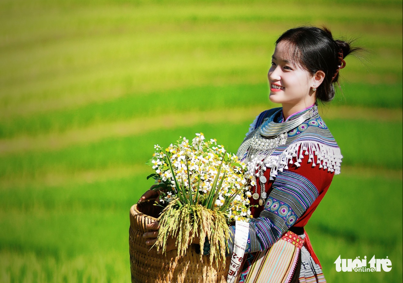 Turisté se hrnou, aby v Mu Cang Chai lovili zralou rýži, cesta 1 km trvá 40 minut - Foto 1. Du khách nườm nượp săn lúa chín Mù Cang Chải, 40 phút đi được 1km - Ảnh 1.